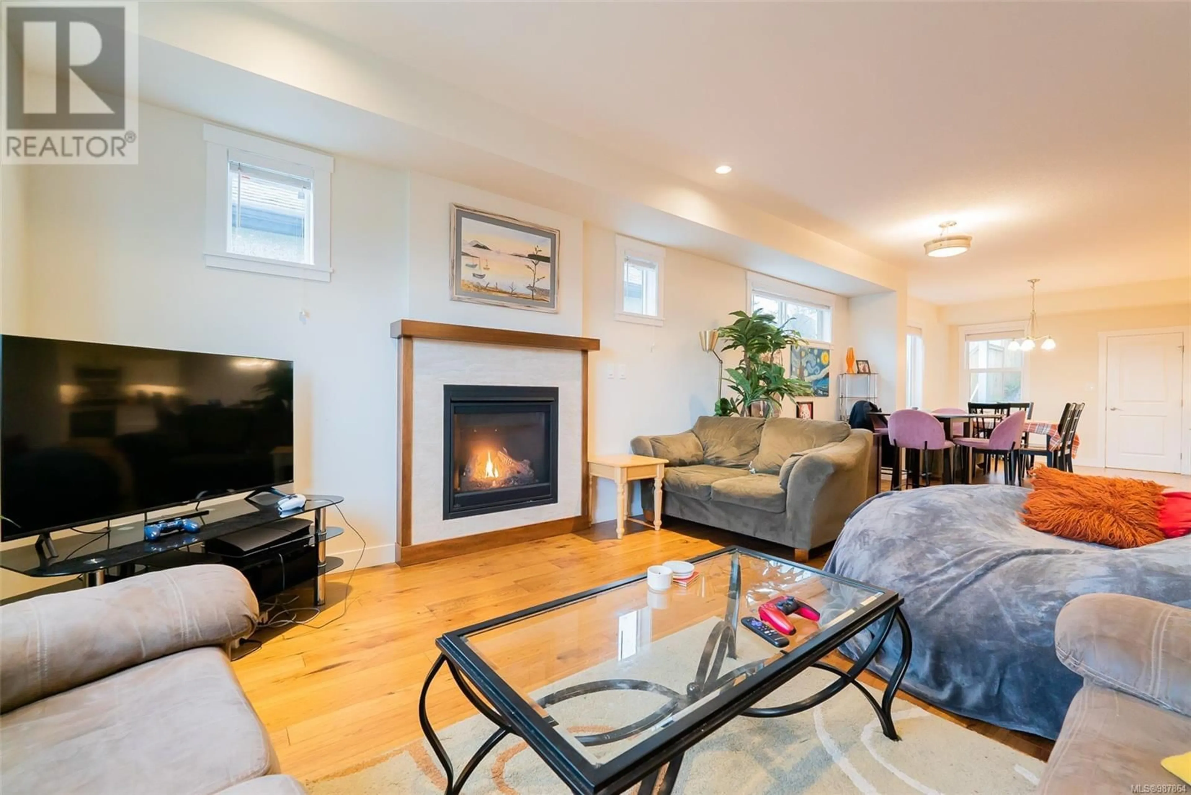 Living room with furniture, wood/laminate floor for 429 & 431 Milton St, Nanaimo British Columbia V9R2K9