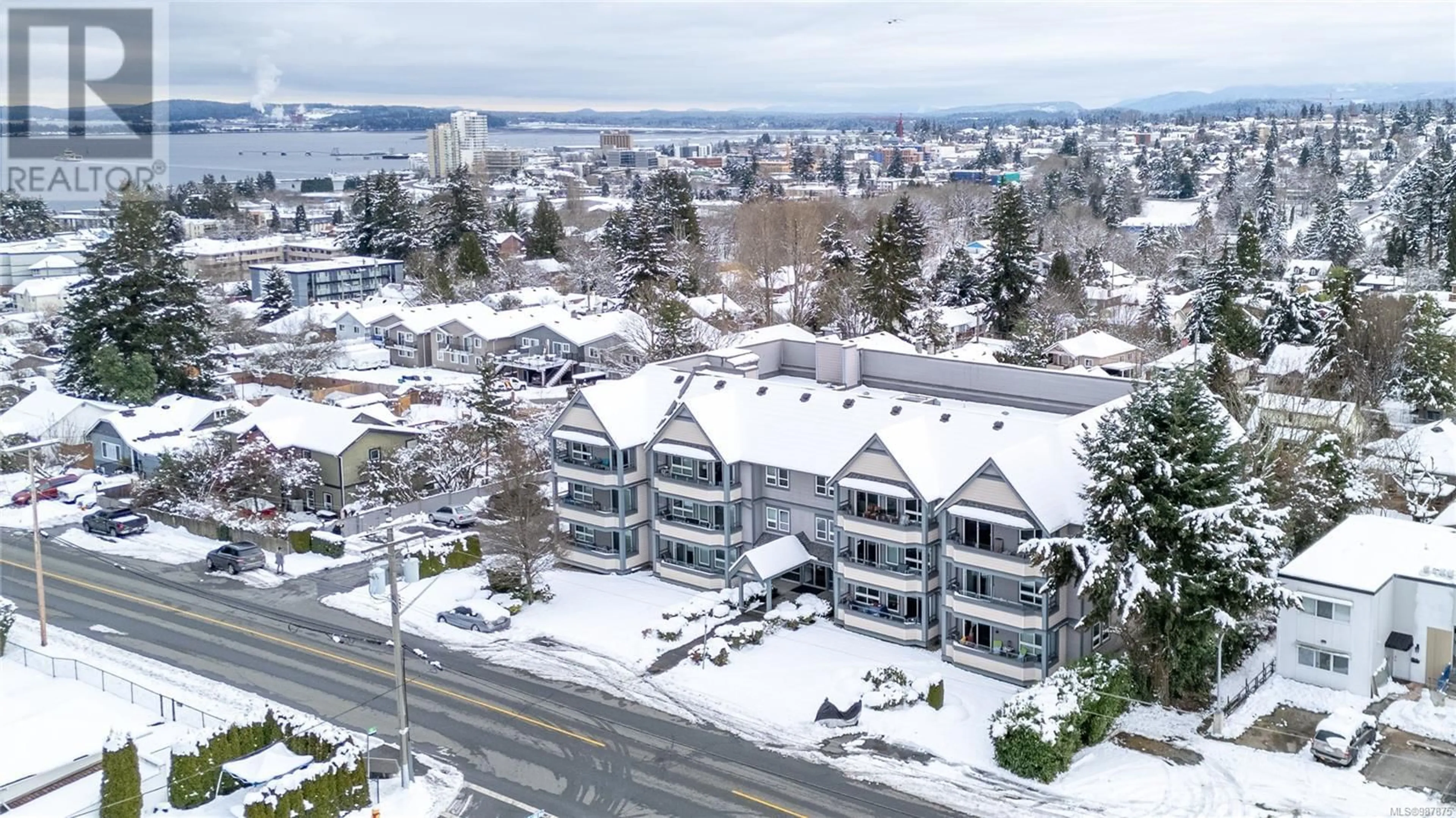 A pic from outside/outdoor area/front of a property/back of a property/a pic from drone, unknown for 403 567 Townsite Rd, Nanaimo British Columbia V9S1K9