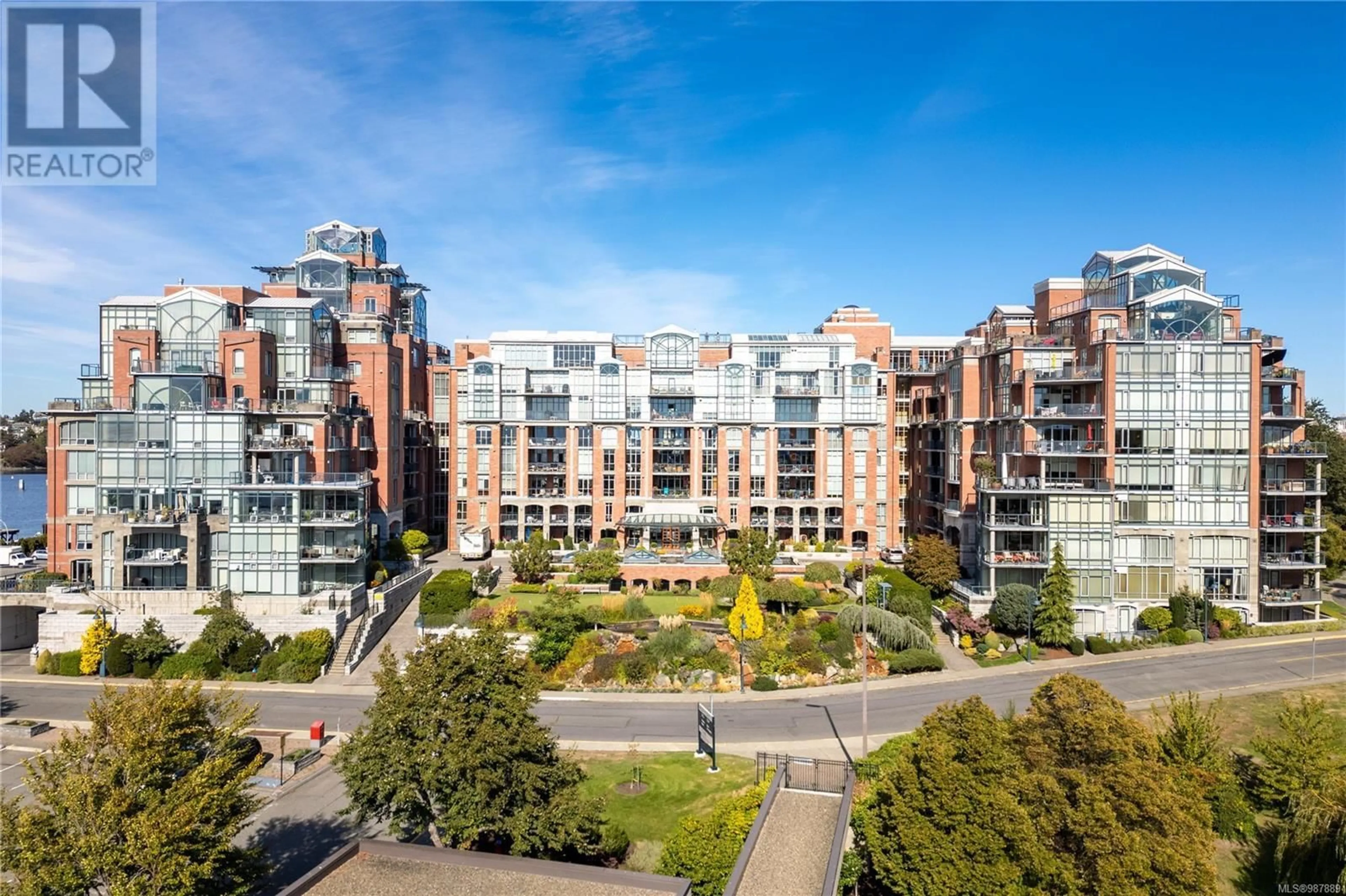 A pic from outside/outdoor area/front of a property/back of a property/a pic from drone, city buildings view from balcony for 515 21 Dallas Rd, Victoria British Columbia V8V4Z7