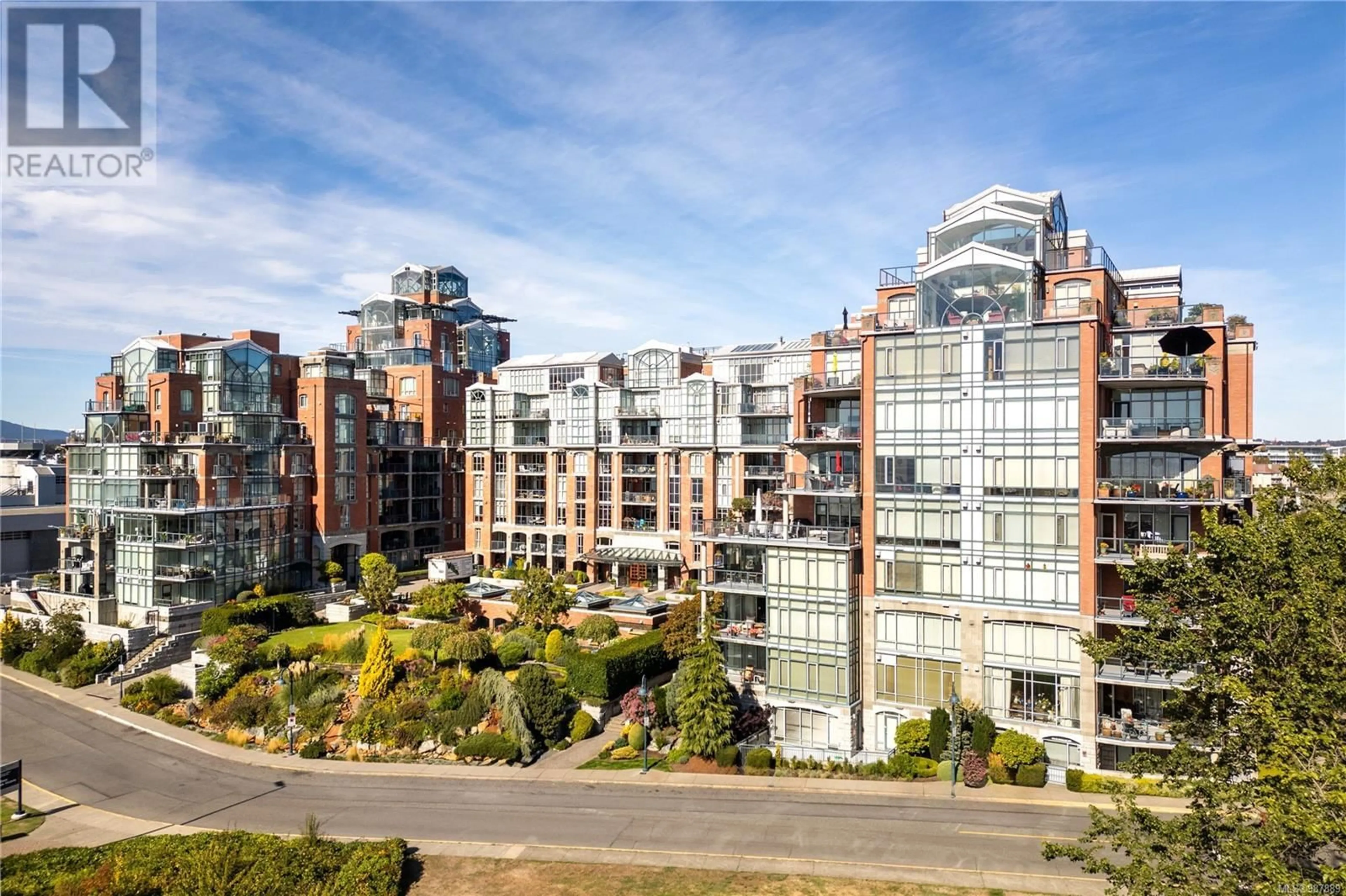 A pic from outside/outdoor area/front of a property/back of a property/a pic from drone, city buildings view from balcony for 515 21 Dallas Rd, Victoria British Columbia V8V4Z7