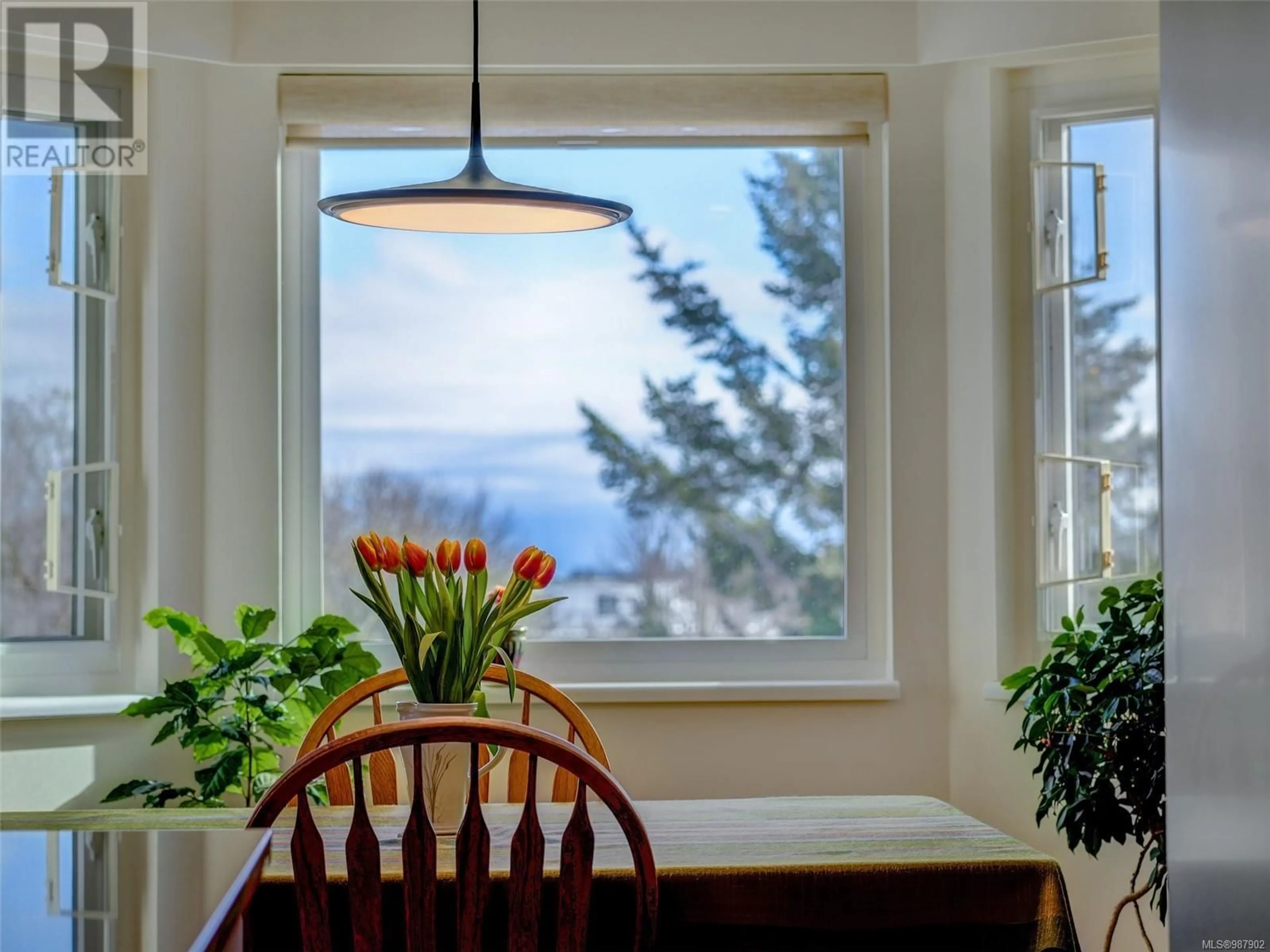 Dining room, wood/laminate floor for 402 935 Fairfield Rd, Victoria British Columbia V8V3A3