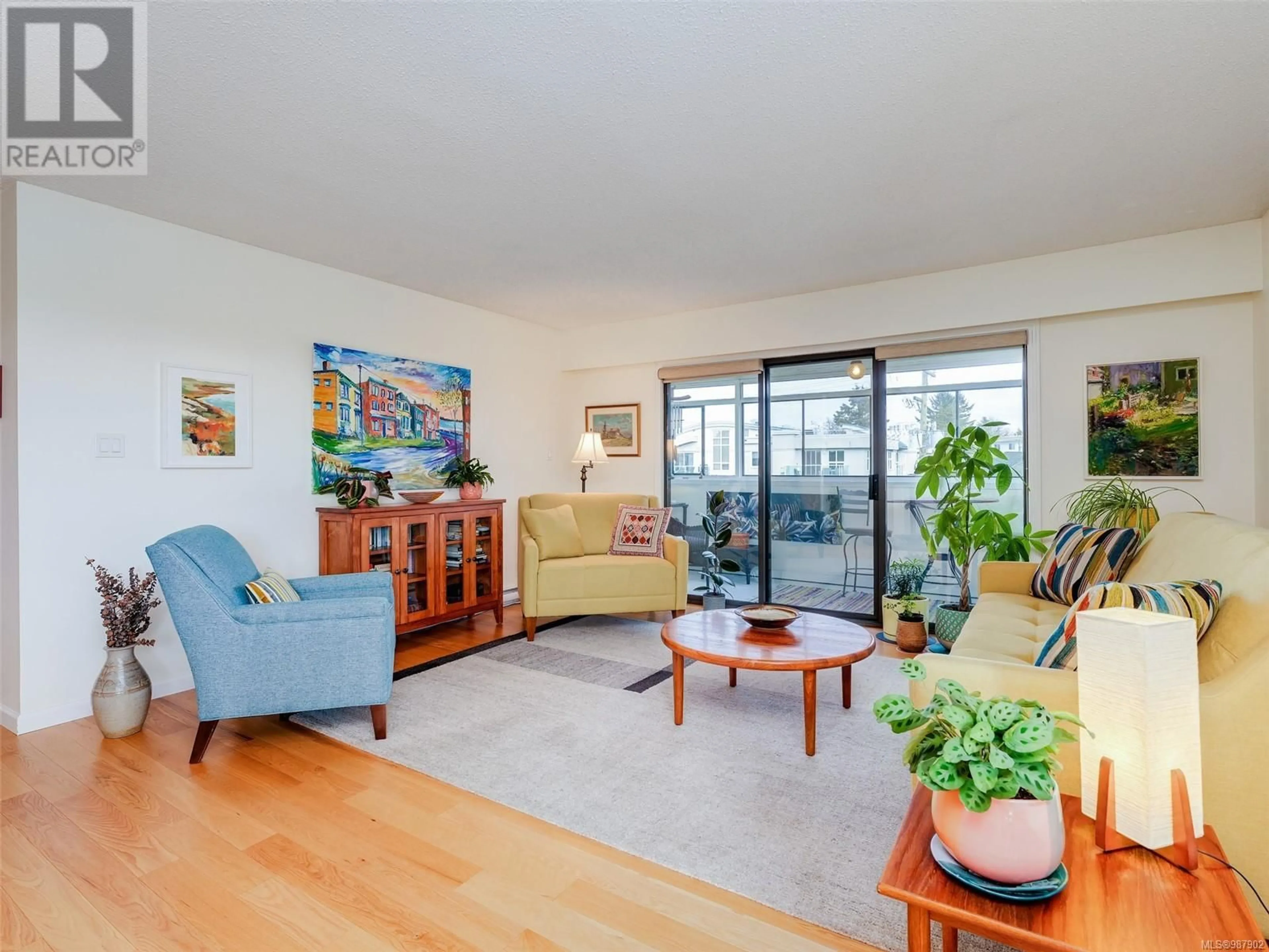 Living room with furniture, wood/laminate floor for 402 935 Fairfield Rd, Victoria British Columbia V8V3A3