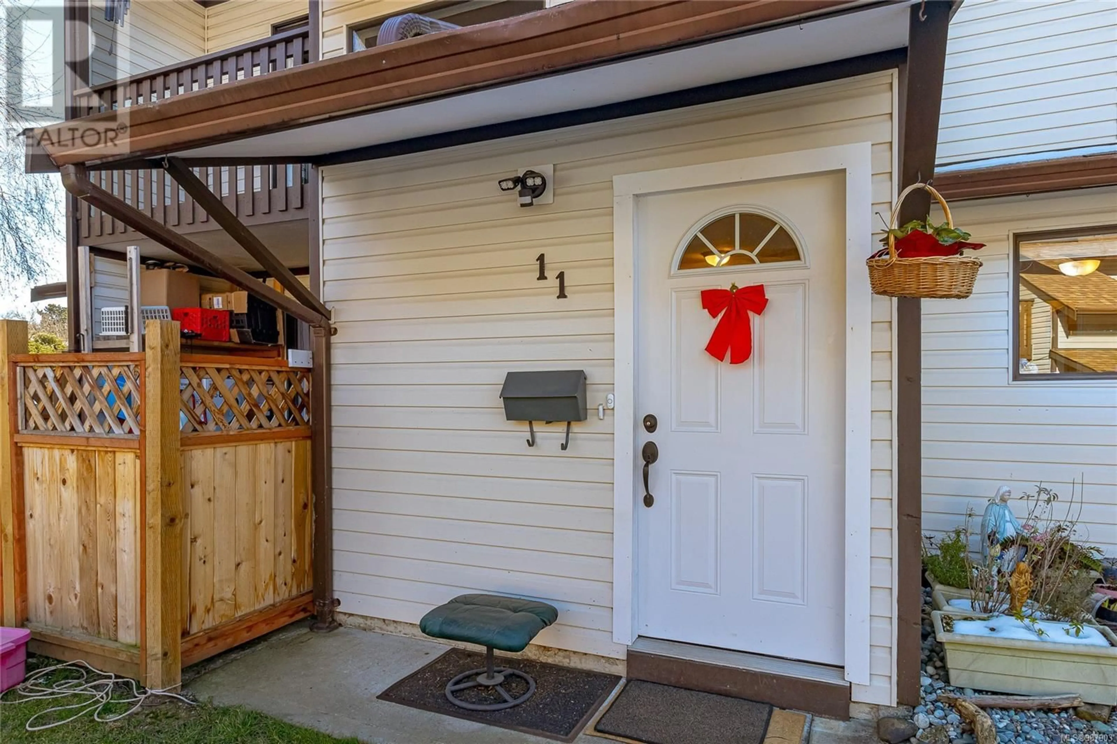 Indoor entryway for 11 1506 Admirals Rd, View Royal British Columbia V9A7B1