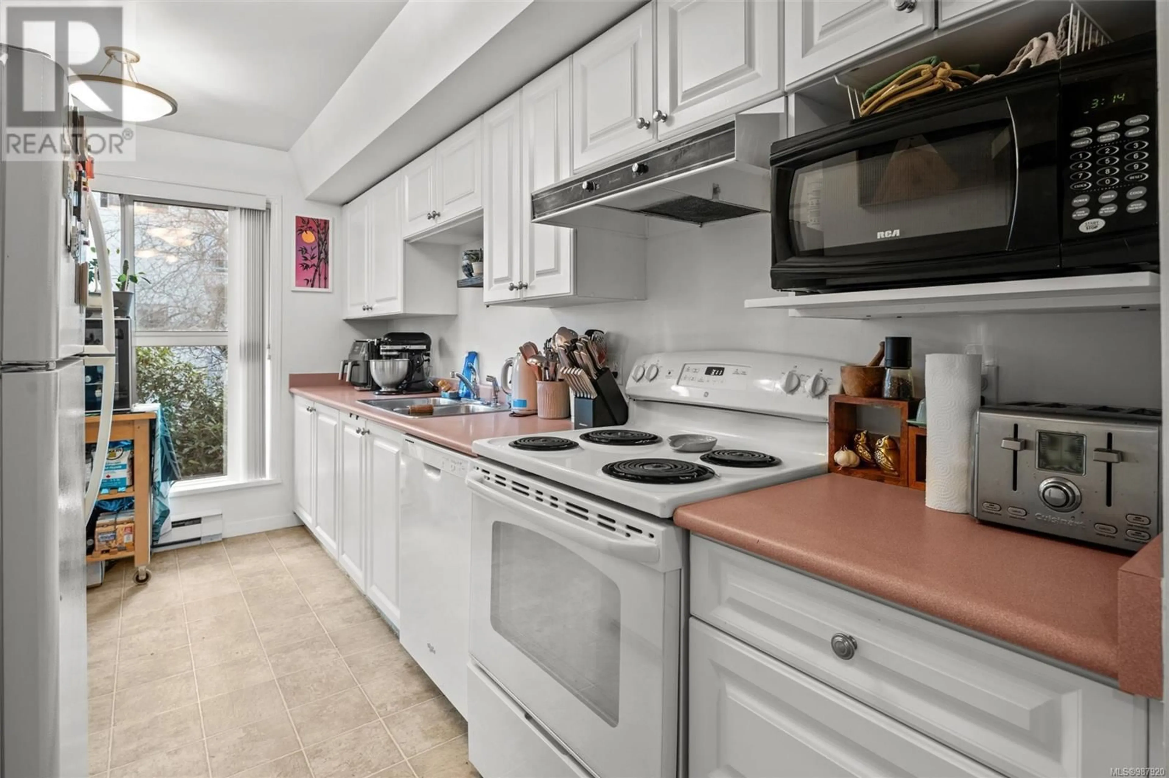 Standard kitchen, ceramic/tile floor for 203 1710 Fort St, Victoria British Columbia V8R1J2