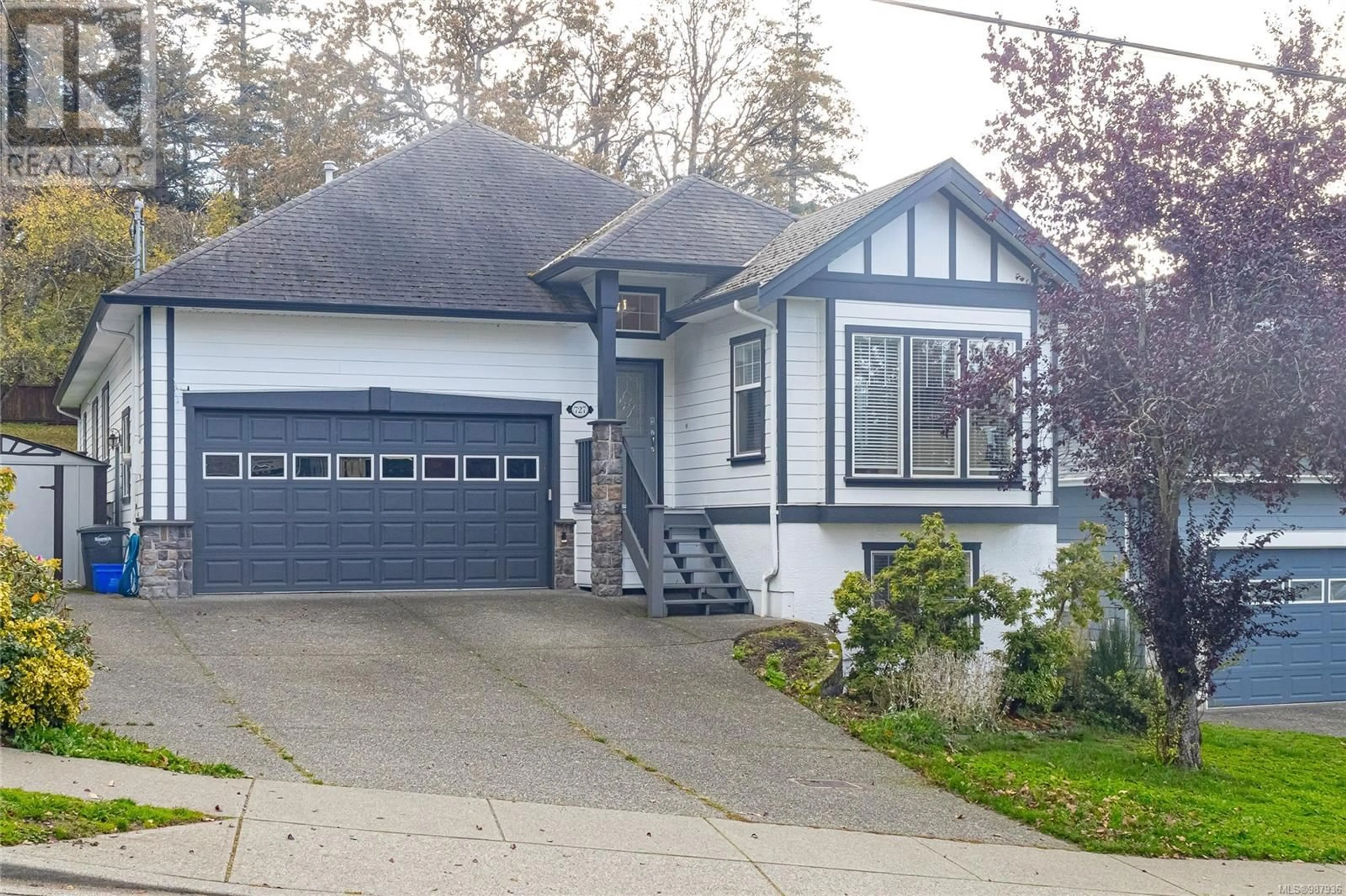 Home with vinyl exterior material, street for 727 Rogers Ave, Saanich British Columbia V8X5K6