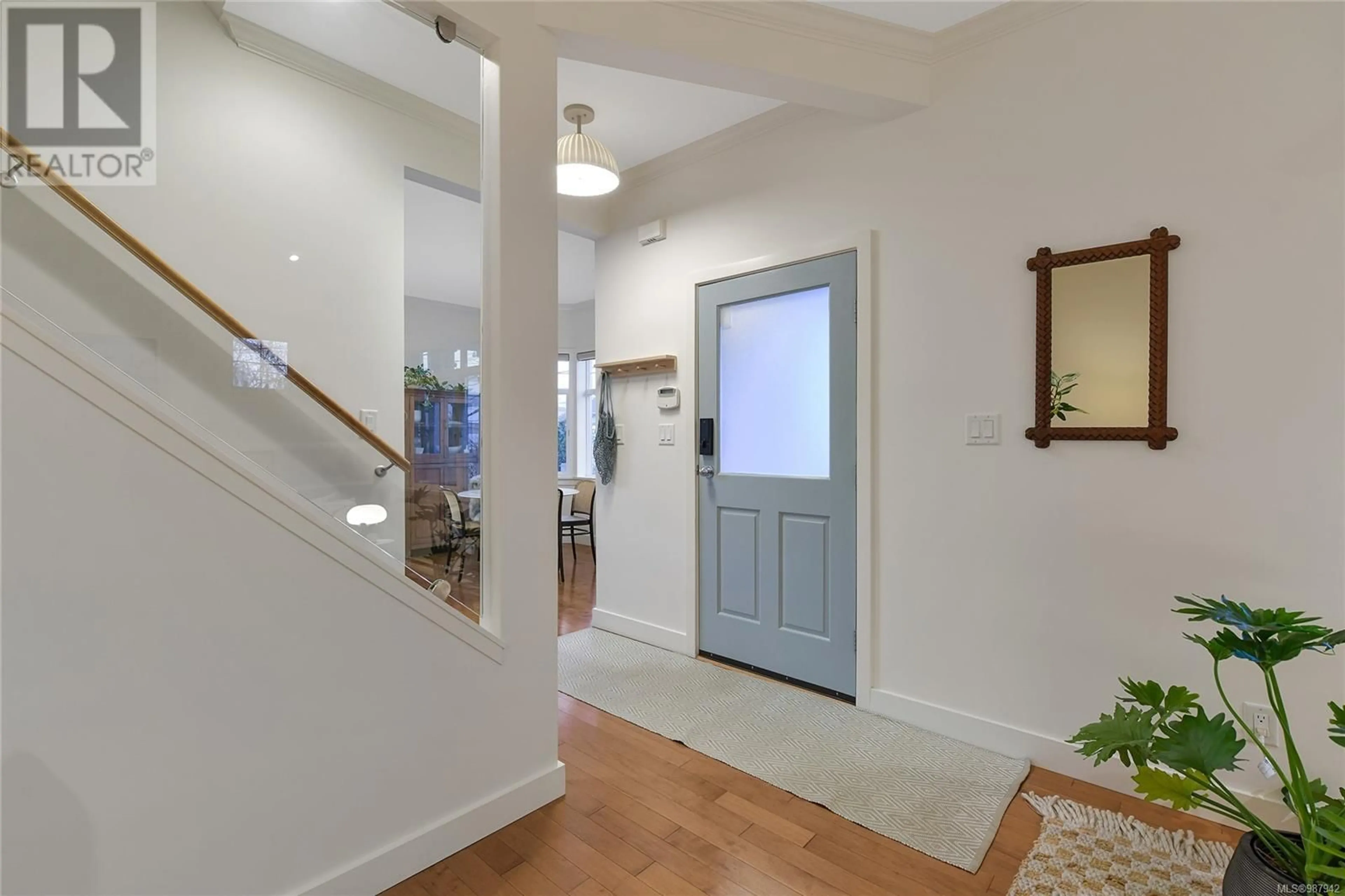 Indoor entryway for 3 1013 Pendergast St, Victoria British Columbia V8W2W8