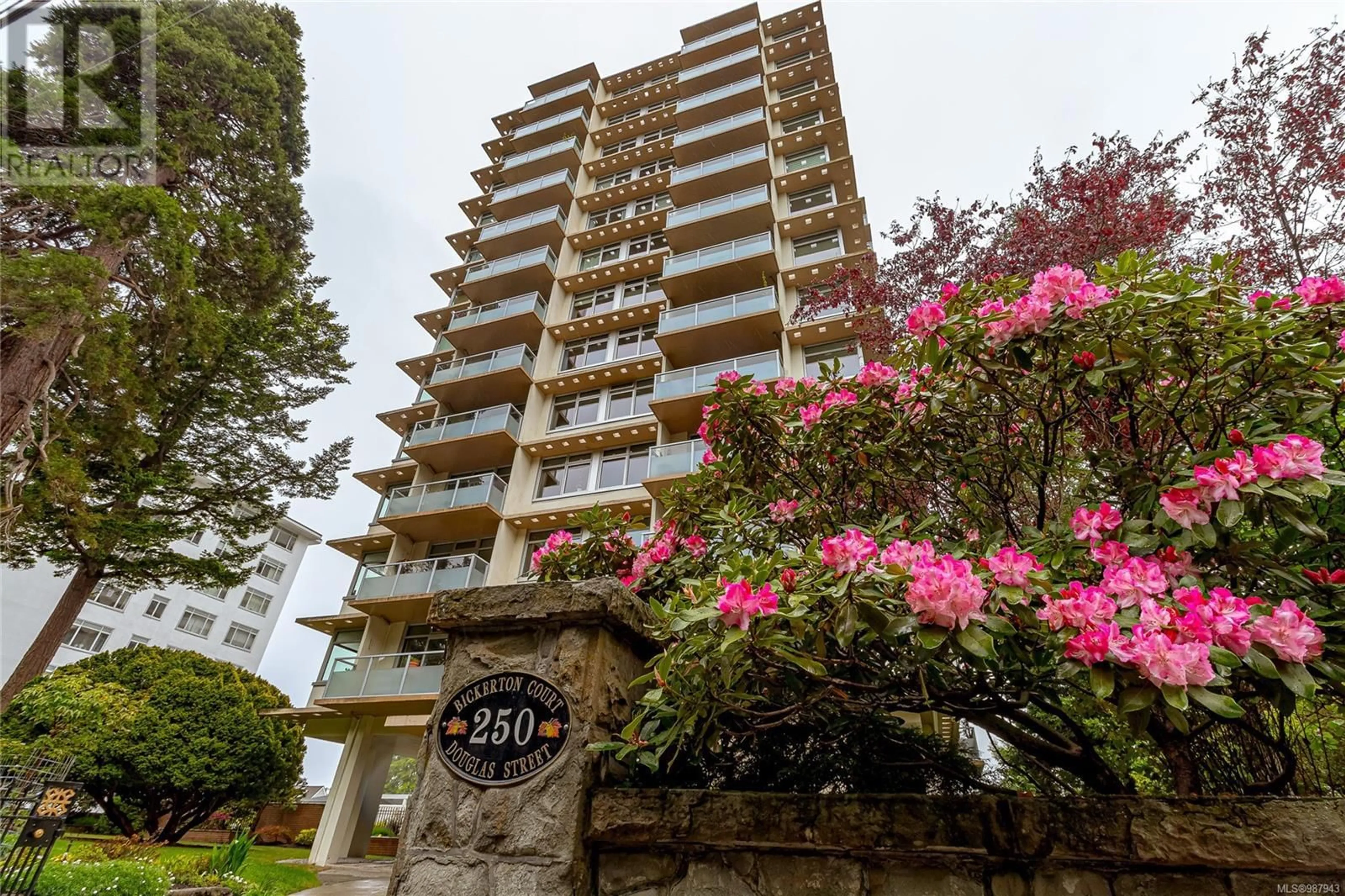 Indoor foyer for 1201 250 Douglas St, Victoria British Columbia V8V2P4