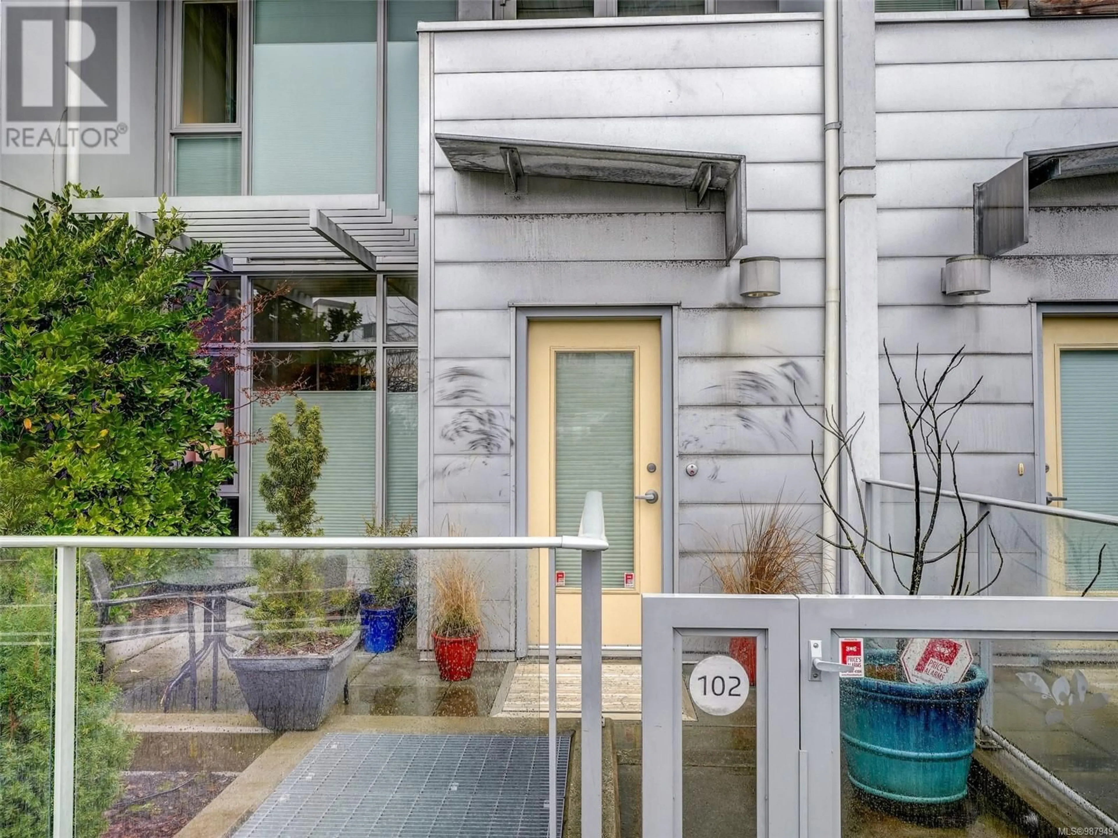 Indoor entryway for 102 - 379 TYEE ROAD, Victoria British Columbia V9A0B4