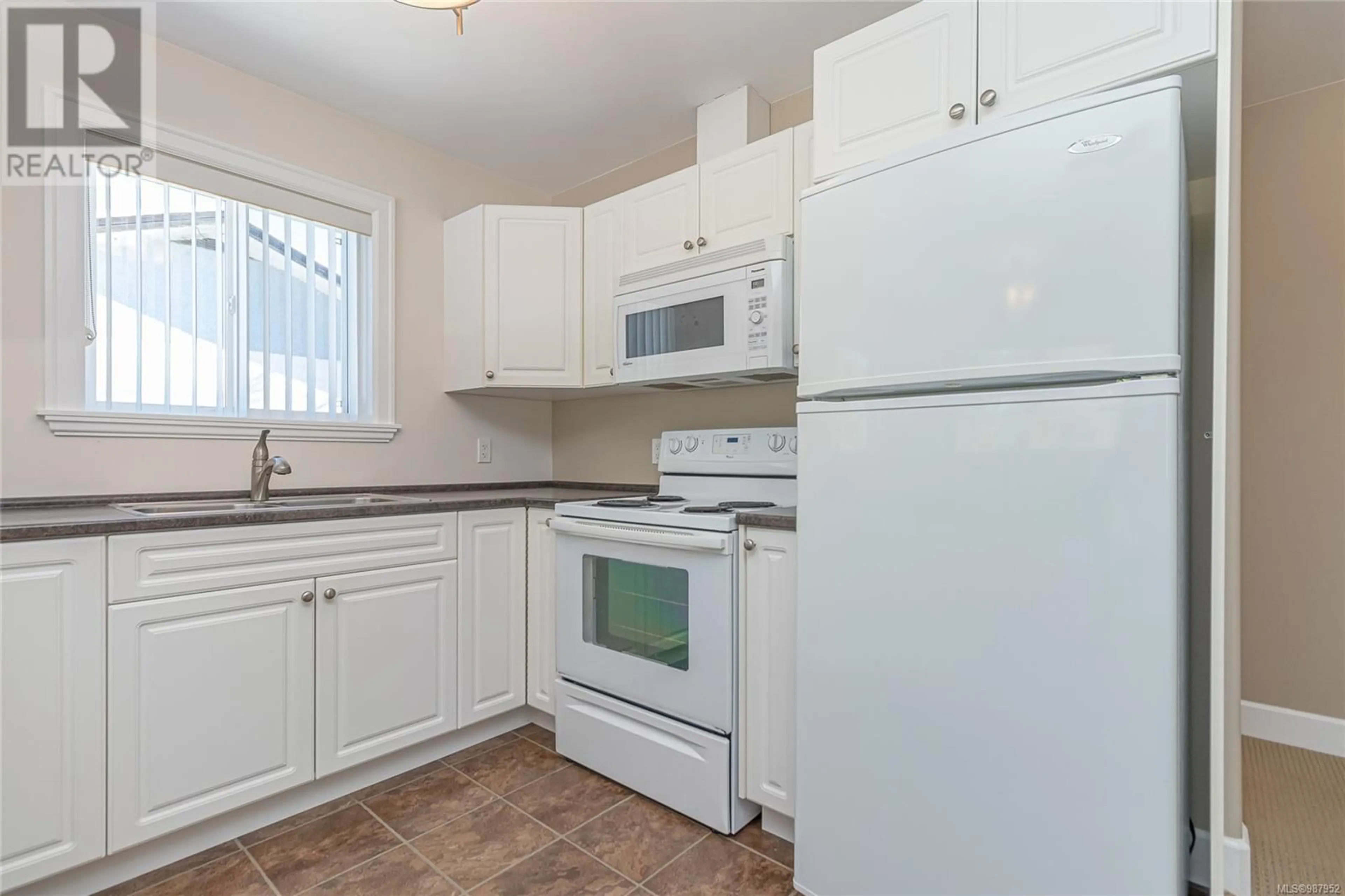 Standard kitchen, unknown for 3772 SOUTH OYSTER SCHOOL ROAD, Saltair British Columbia V9G1Z5