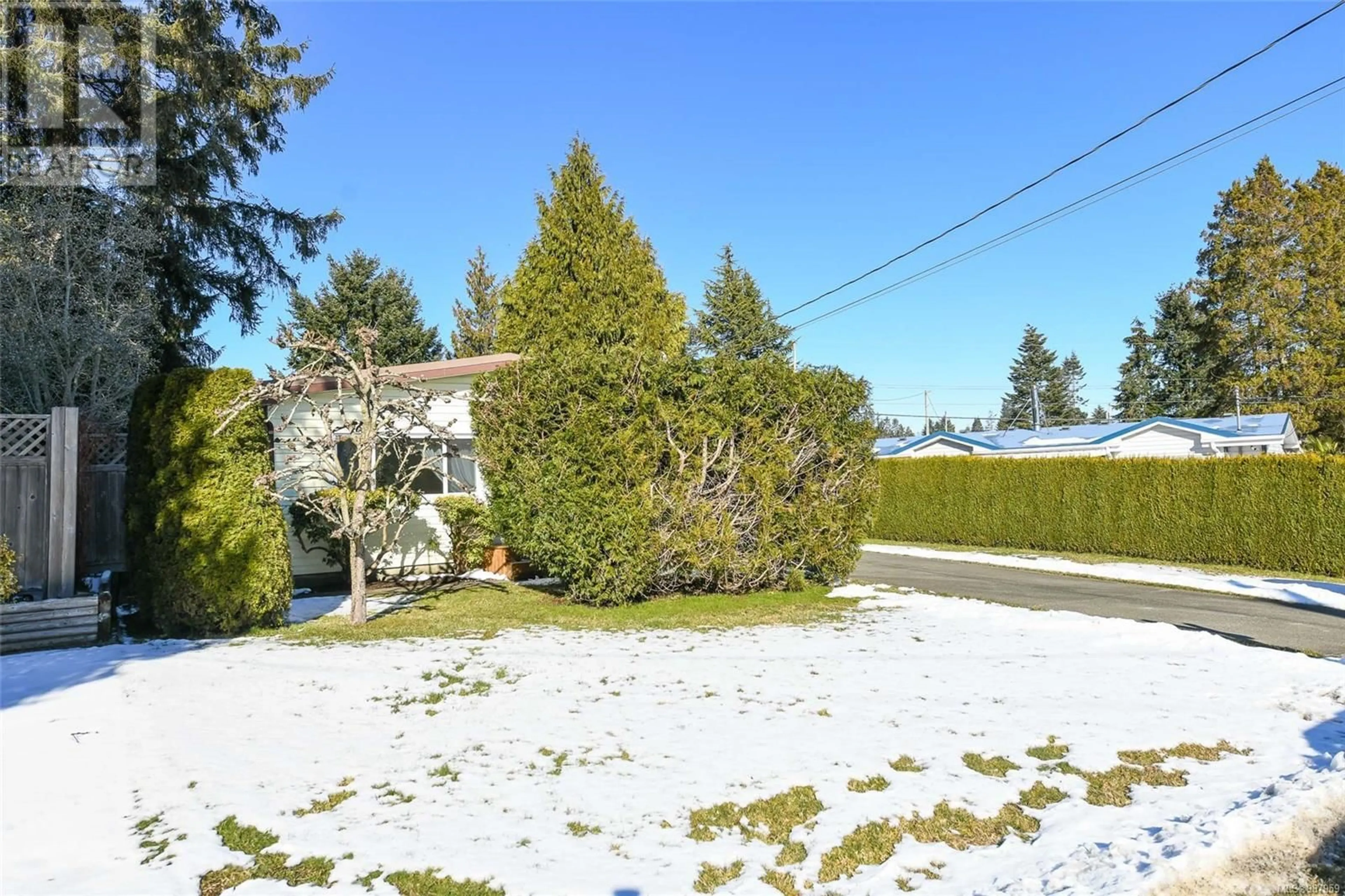 A pic from outside/outdoor area/front of a property/back of a property/a pic from drone, unknown for 2172 6th St E, Courtenay British Columbia V9N7L8