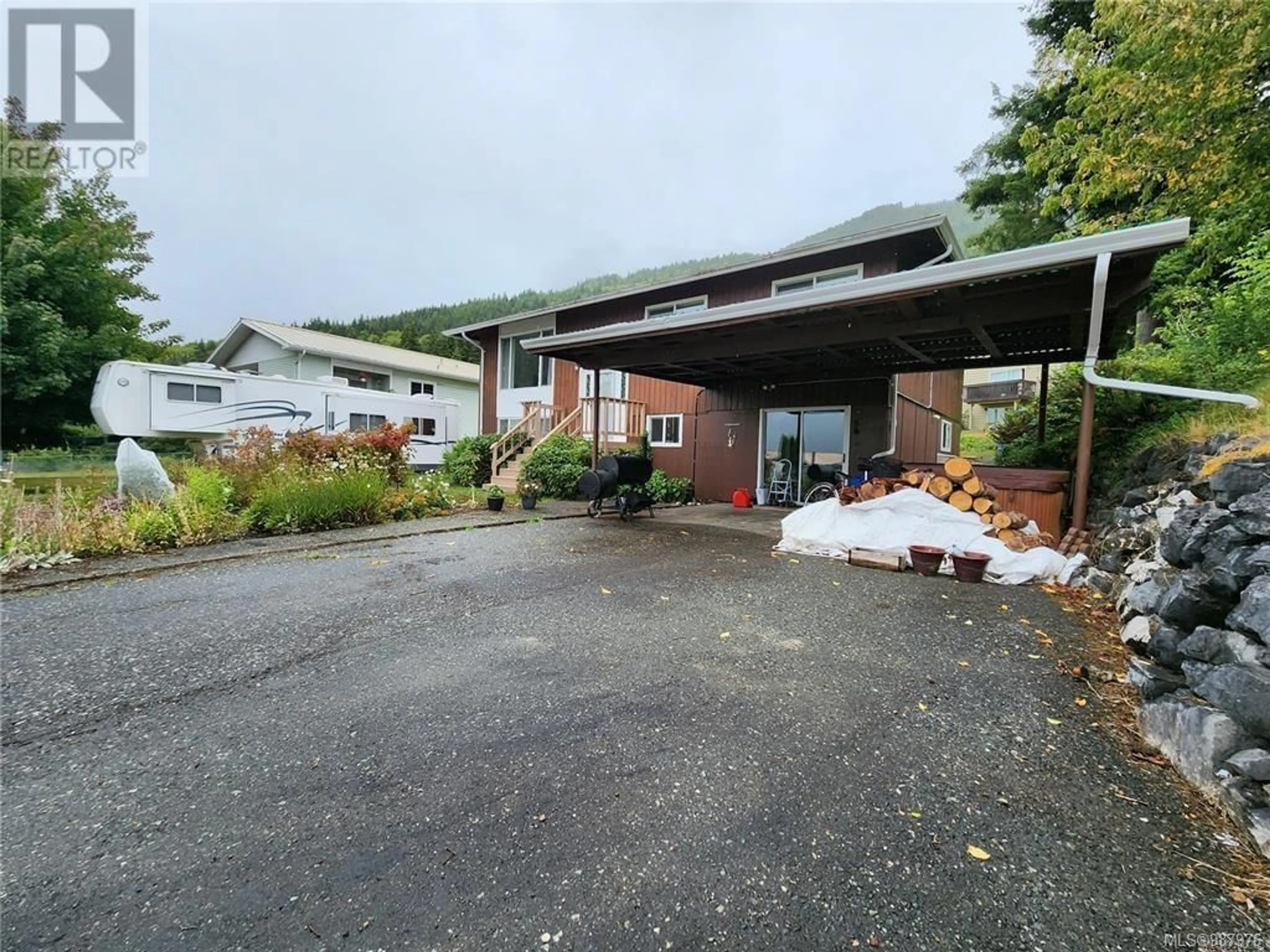 A pic from outside/outdoor area/front of a property/back of a property/a pic from drone, building for 925 Haida Ave, Port Alice British Columbia V0N2N0