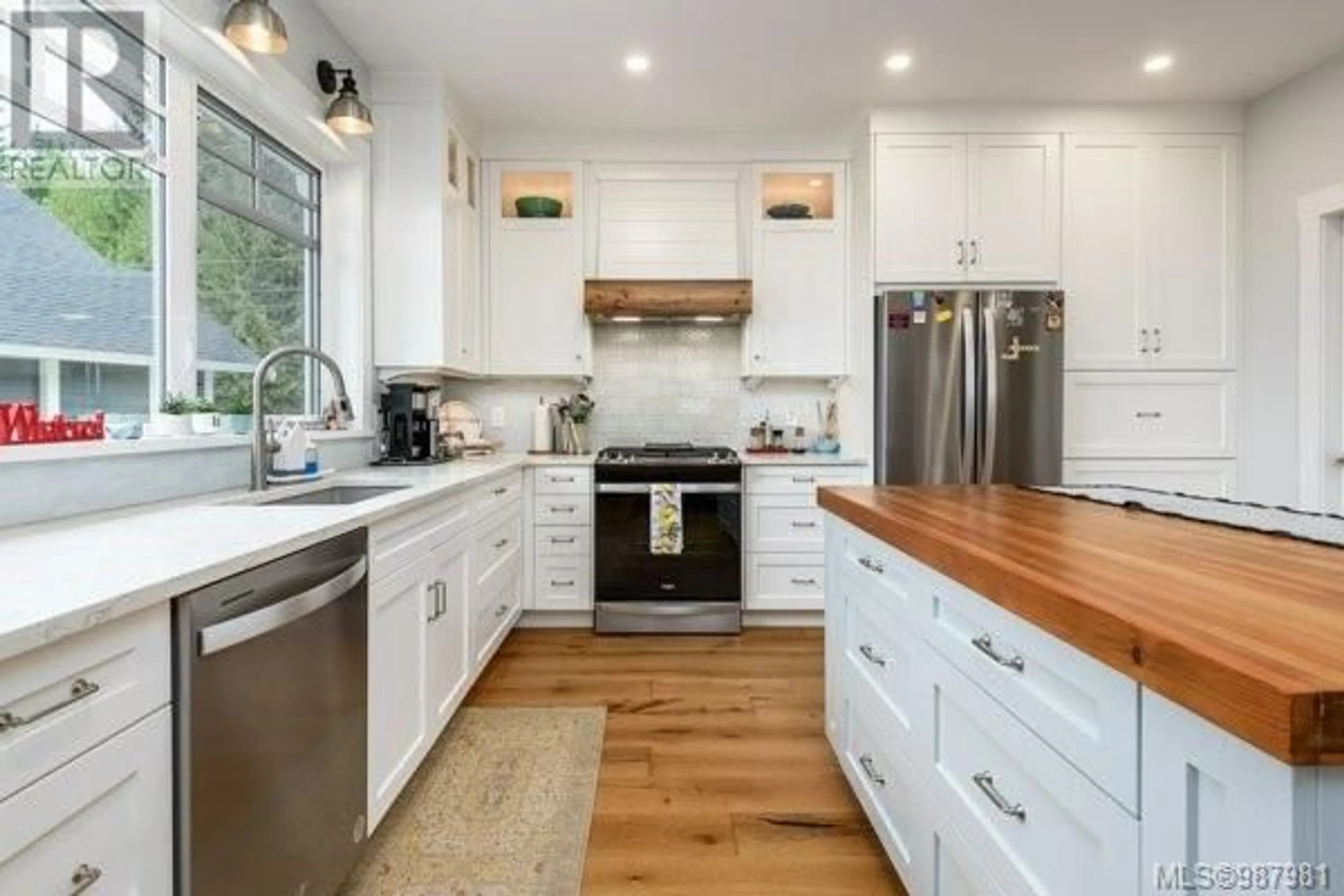 Open concept kitchen, wood/laminate floor for 3162 Mission Rd, Courtenay British Columbia V9N8L5