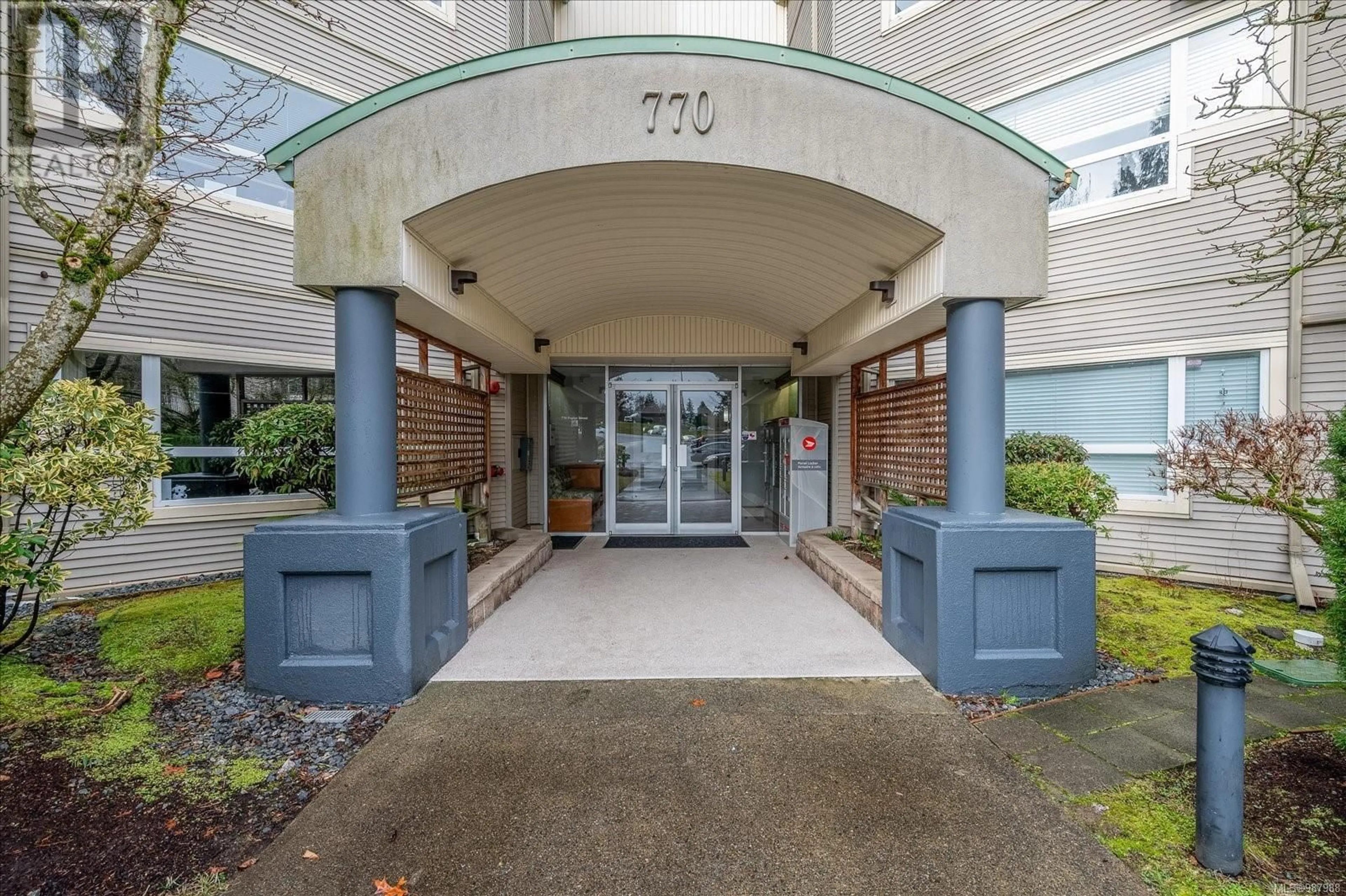 Indoor foyer for 306 770 Poplar St, Nanaimo British Columbia V9S2H6