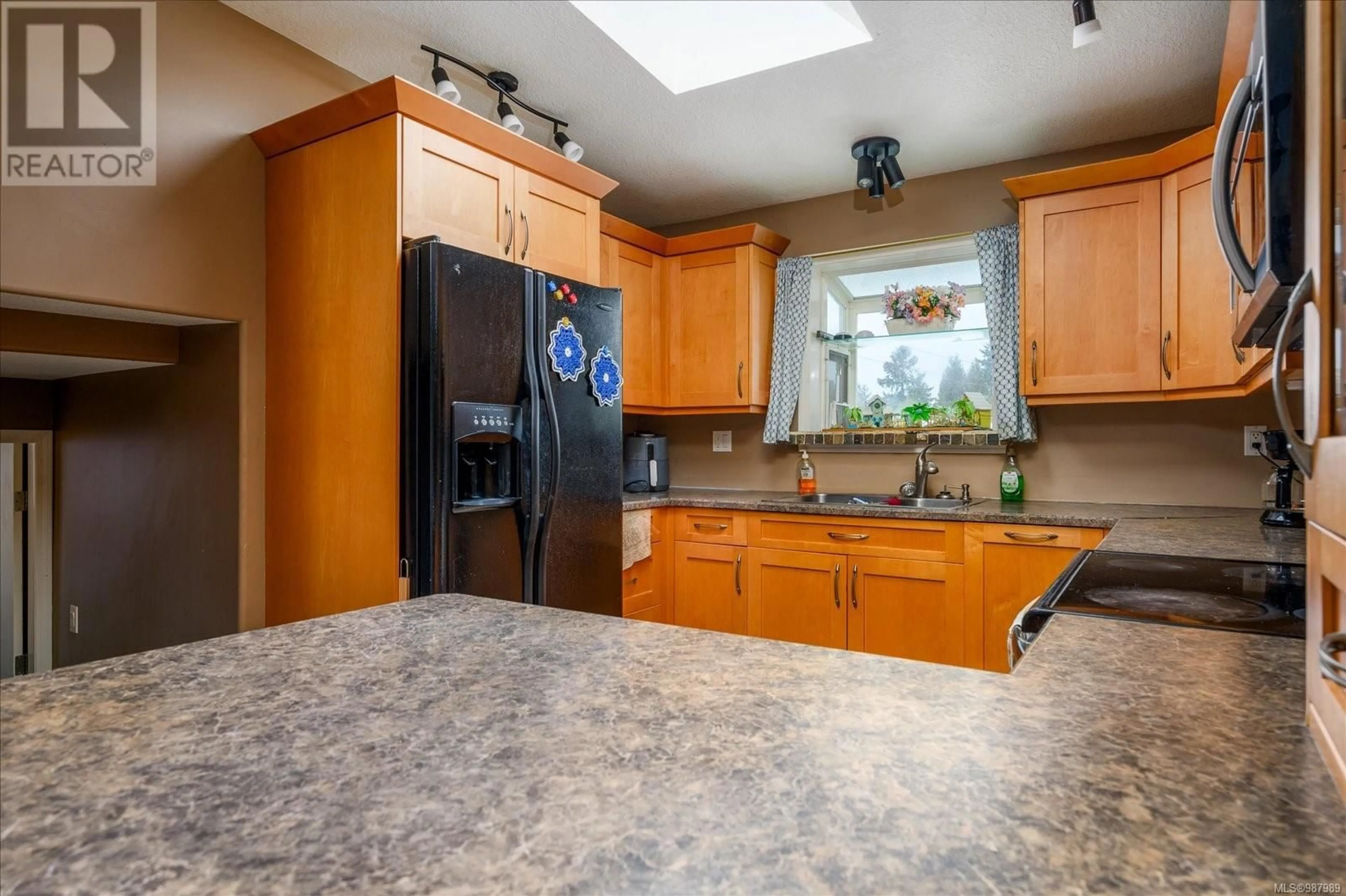 Standard kitchen, ceramic/tile floor for 1001 Moyse Cres, Nanaimo British Columbia V9S2G7