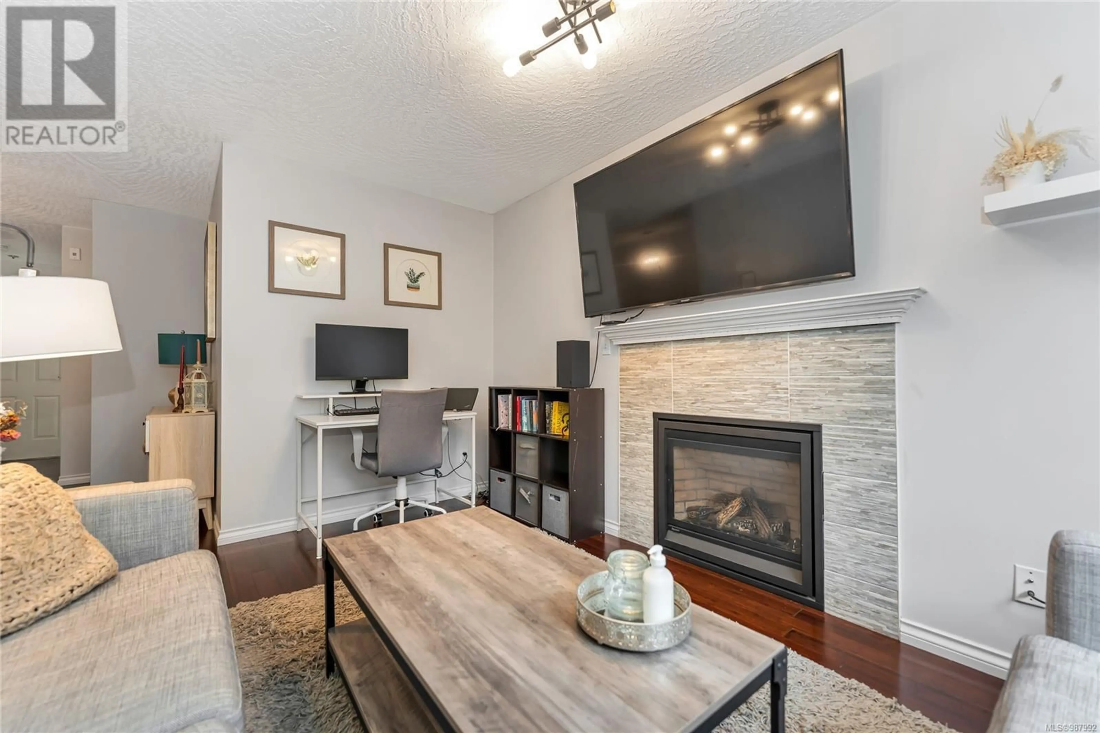 Living room with furniture, wood/laminate floor for 109 545 Manchester Rd, Victoria British Columbia V8T5H6