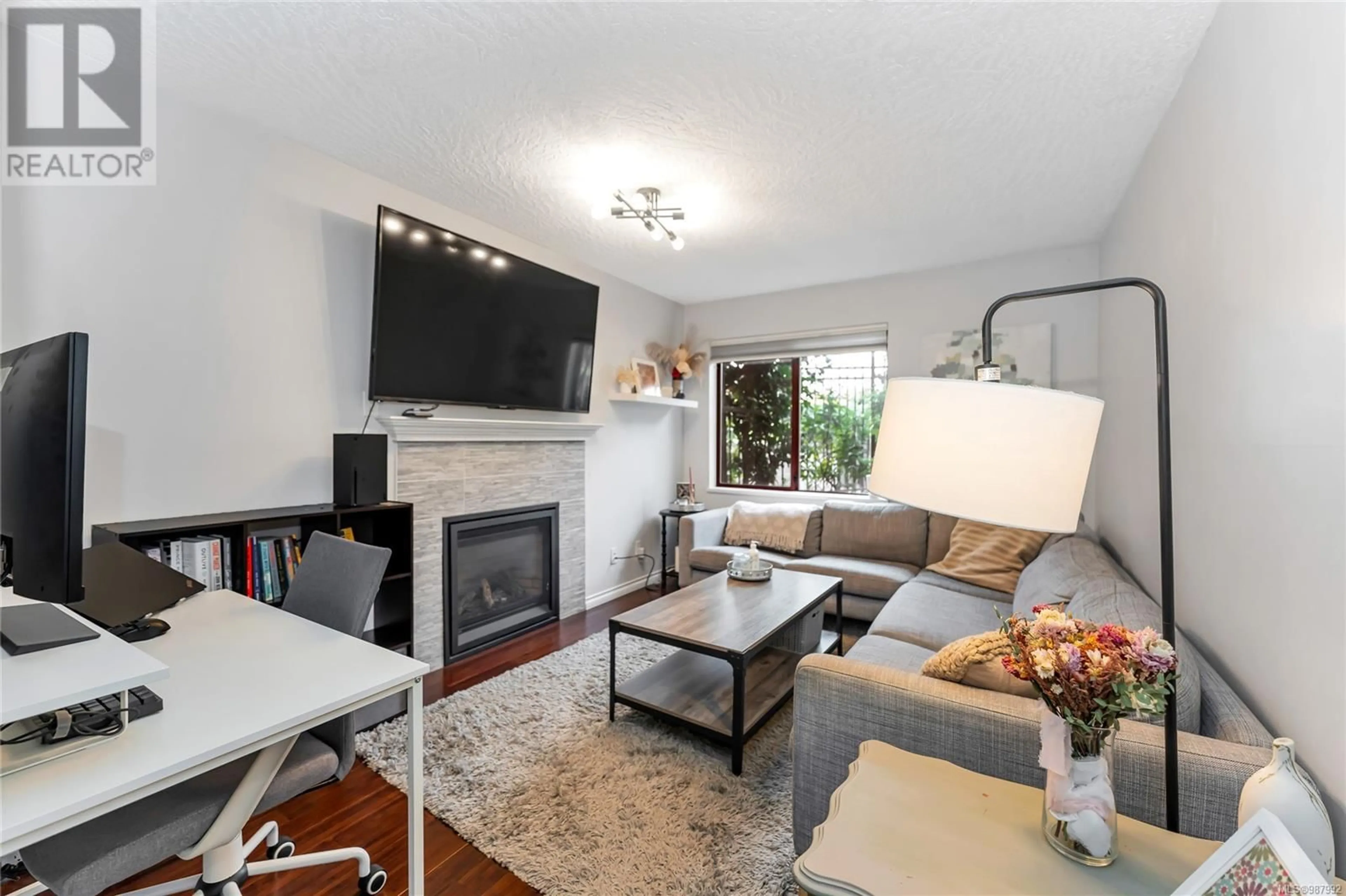 Living room with furniture, wood/laminate floor for 109 545 Manchester Rd, Victoria British Columbia V8T5H6