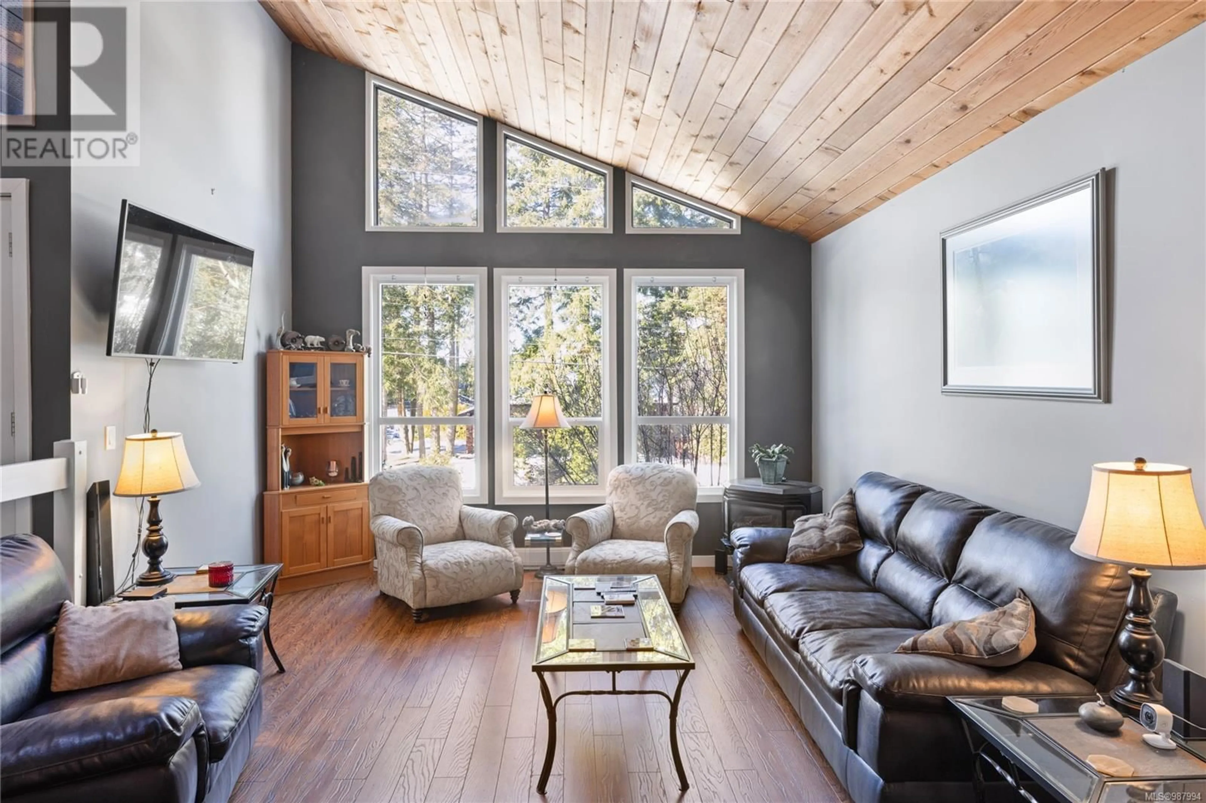 Living room with furniture, wood/laminate floor for 3496 Littleford Rd, Nanaimo British Columbia V9T4E2