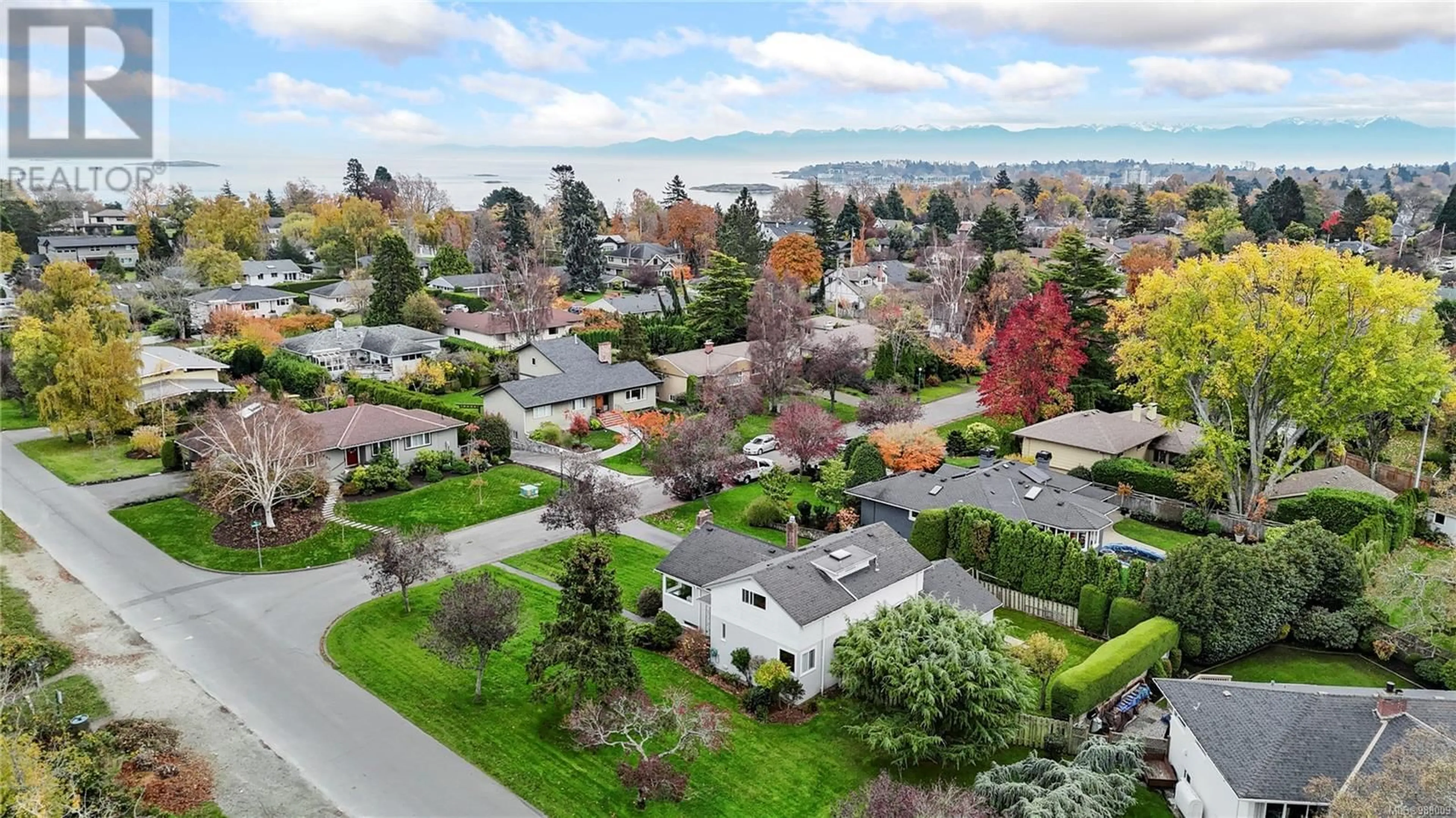 A pic from outside/outdoor area/front of a property/back of a property/a pic from drone, unknown for 2830 Dunlevy St, Oak Bay British Columbia V8R5Z5