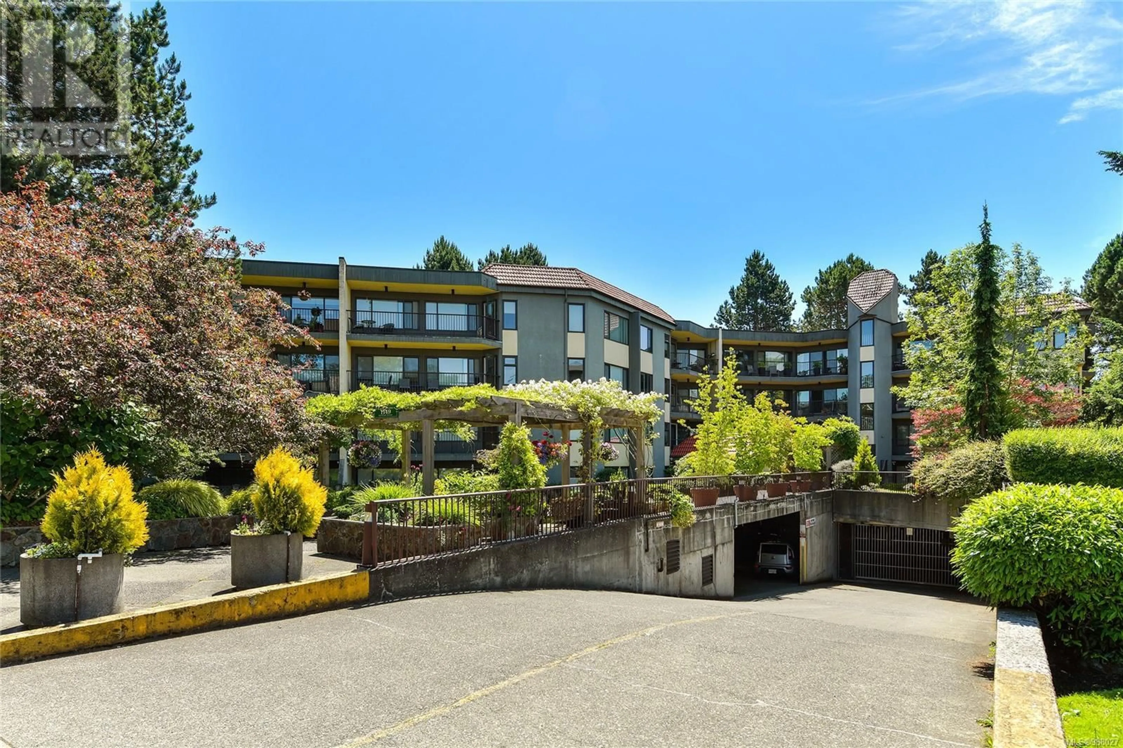 Patio, mountain view for 406 1149 Rockland Ave, Victoria British Columbia V8V4T5