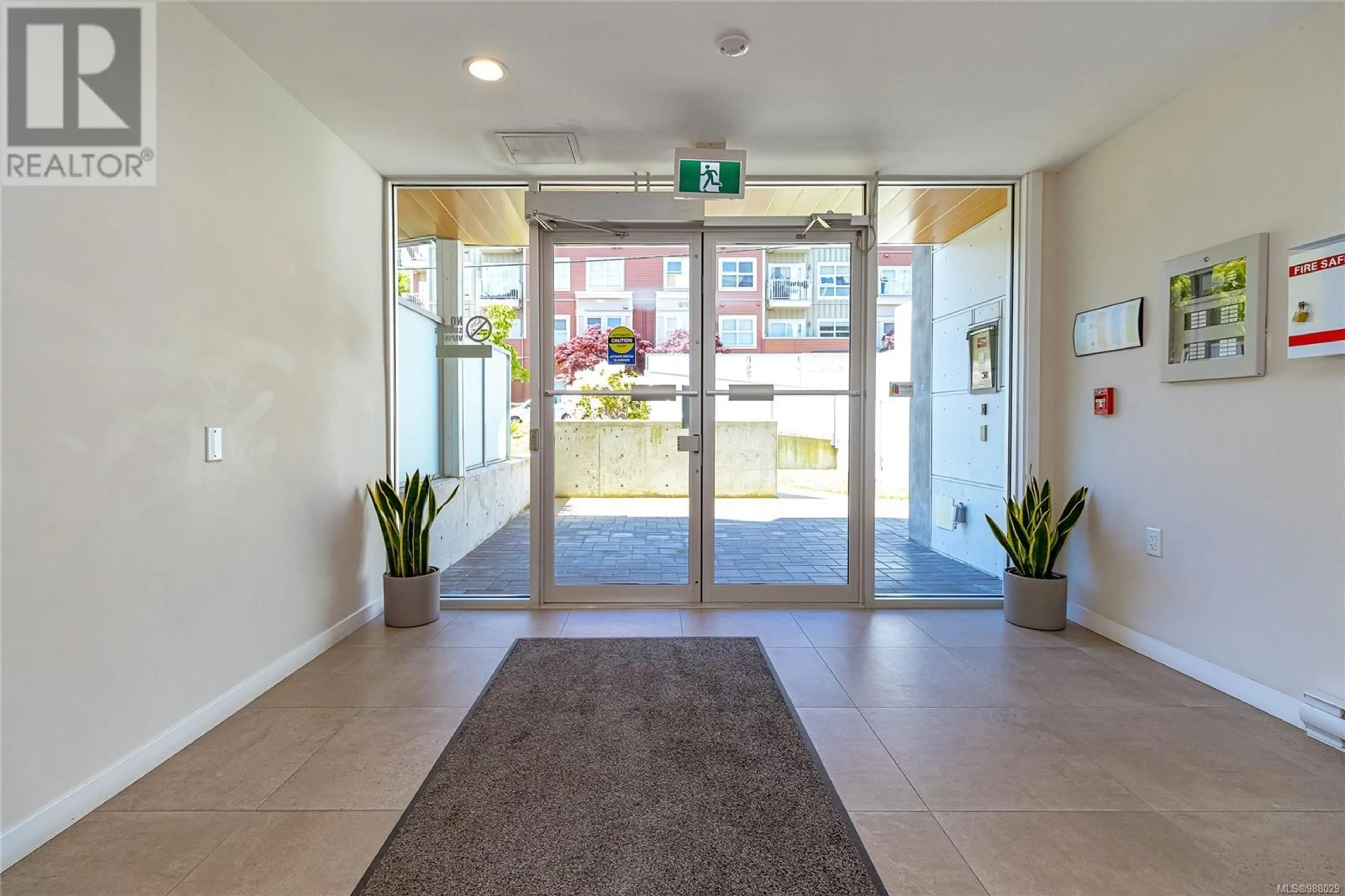 Indoor foyer for 207 - 881 SHORT STREET, Saanich British Columbia V8P2L3