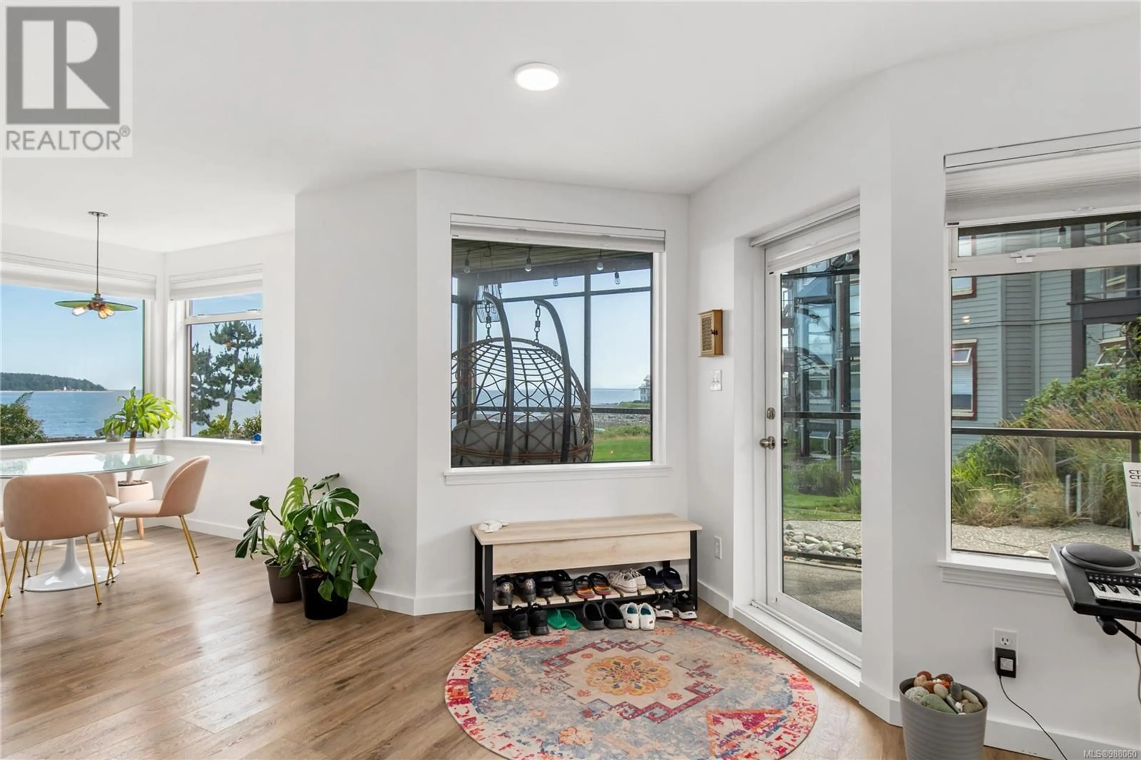 Indoor entryway for 3210 - 27 ISLAND HIGHWAY SOUTH, Campbell River British Columbia V9W1A2
