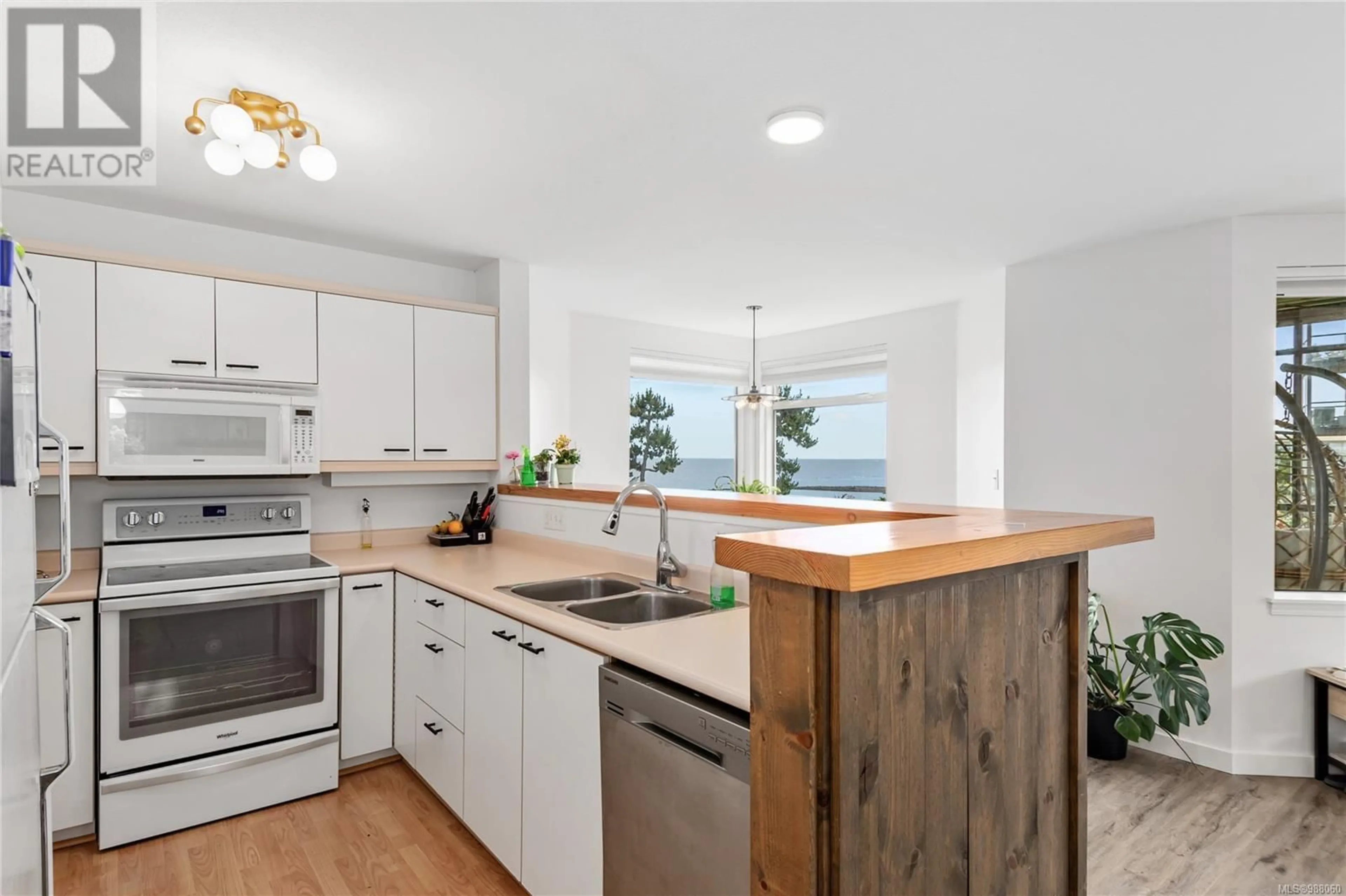 Open concept kitchen, wood/laminate floor for 3210 27 Island Hwy S, Campbell River British Columbia V9W1A2