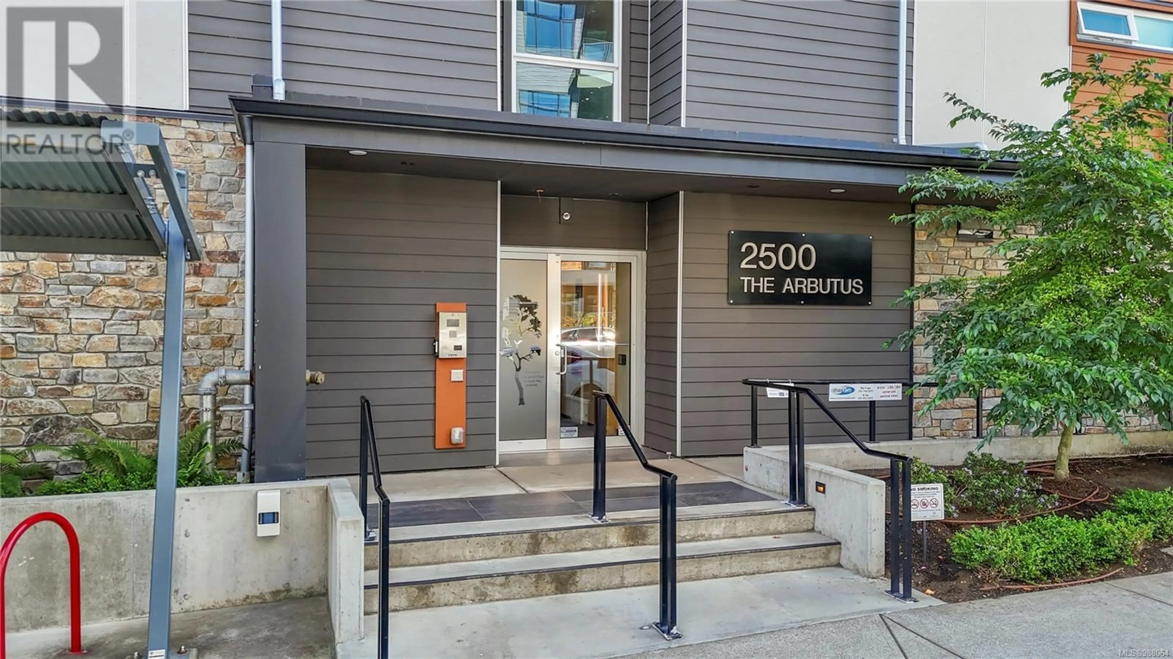 Indoor foyer for 302 2500 Hackett Cres, Central Saanich British Columbia V8M0C1