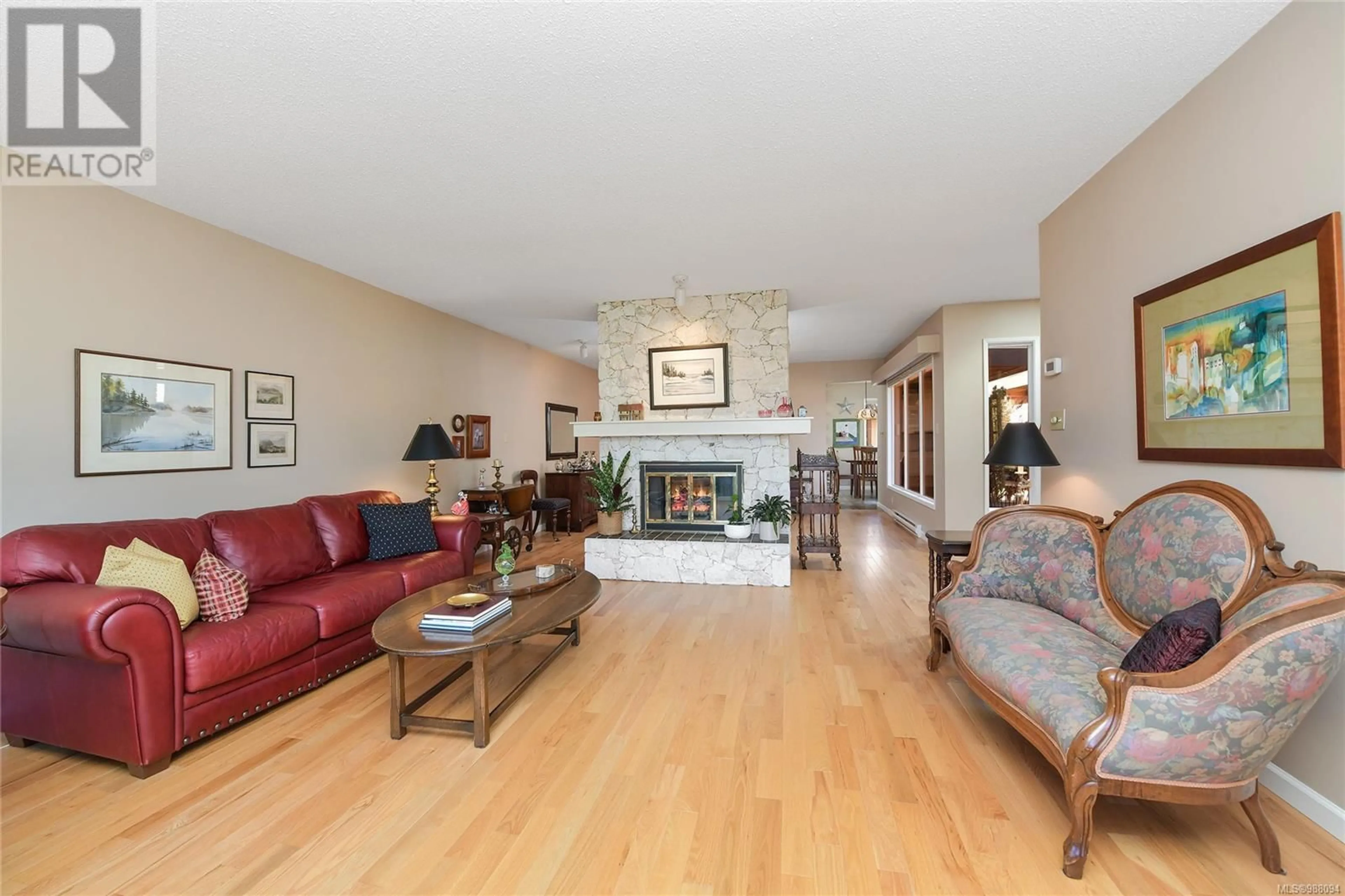 Living room with furniture, wood/laminate floor for 164 2345 Cedar Hill Cross Rd, Oak Bay British Columbia V8P5M8