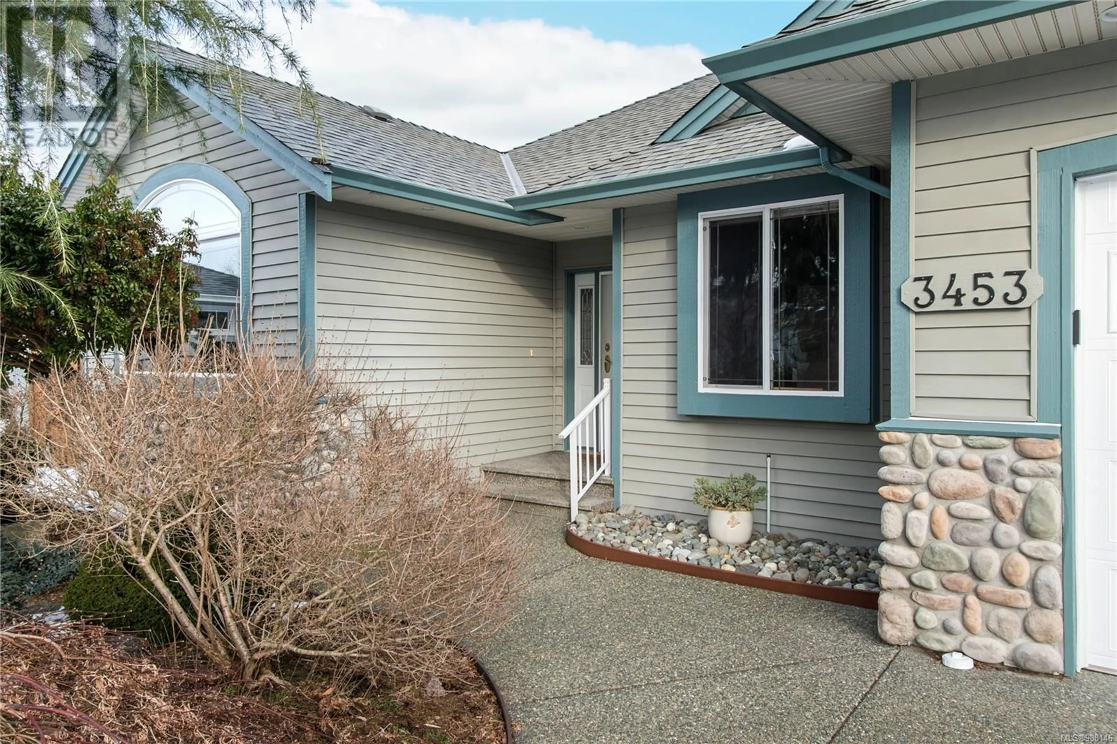 Home with vinyl exterior material, street for 3453 Worthing Pl, Campbell River British Columbia V9W8G2