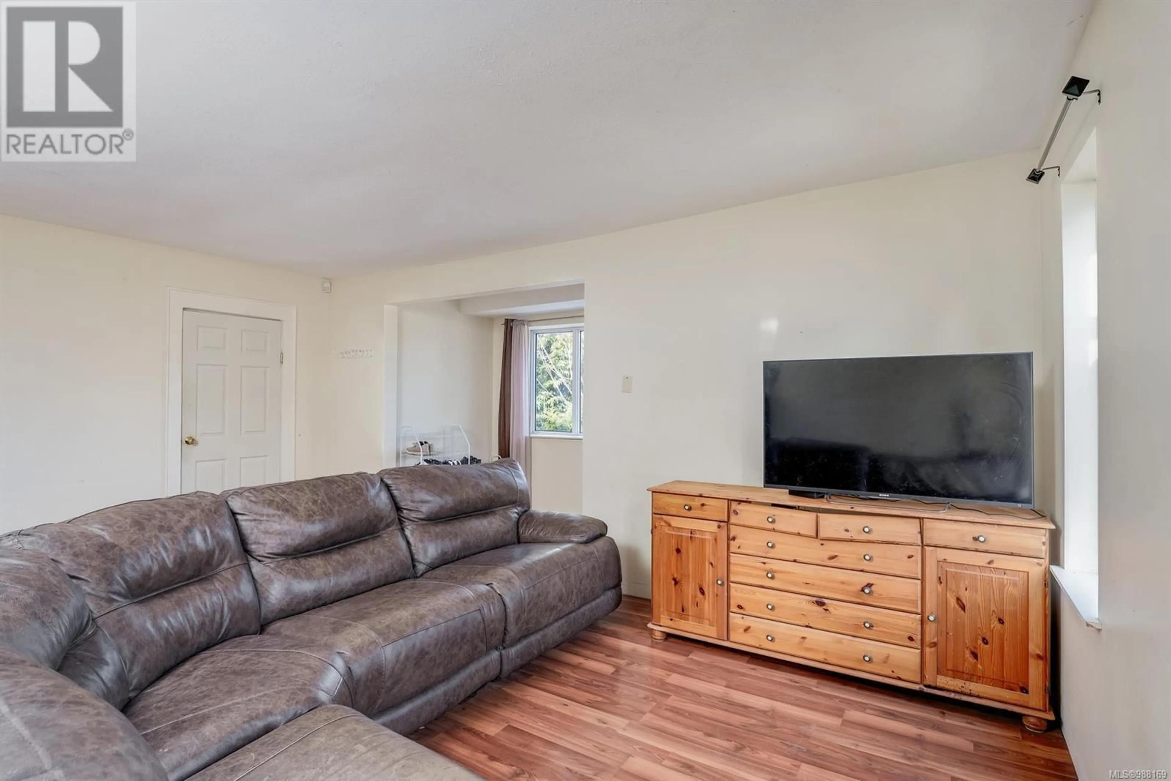 Living room with furniture, wood/laminate floor for 1137 Union Rd, Saanich British Columbia V8P2J2