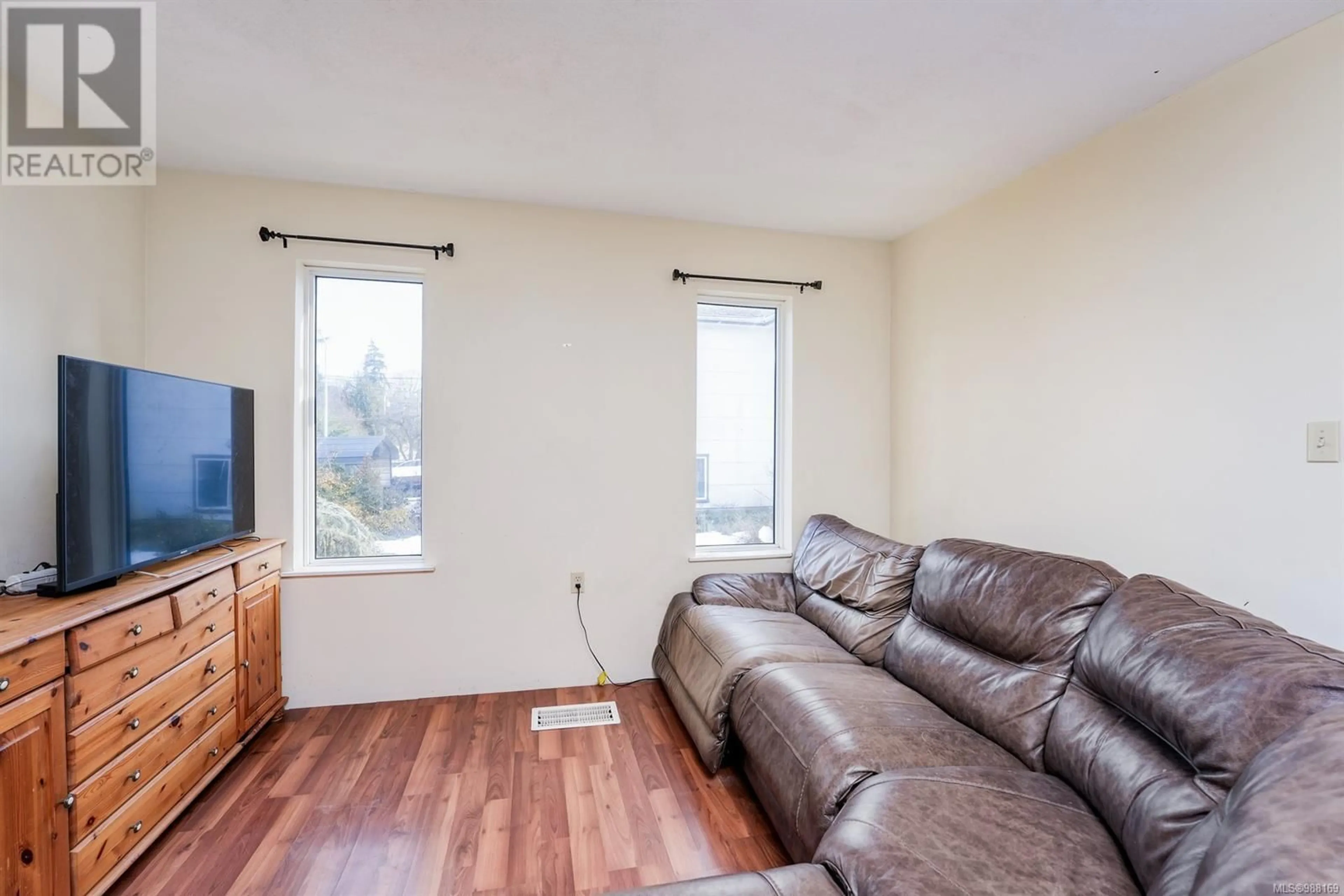 Living room with furniture, wood/laminate floor for 1137 Union Rd, Saanich British Columbia V8P2J2