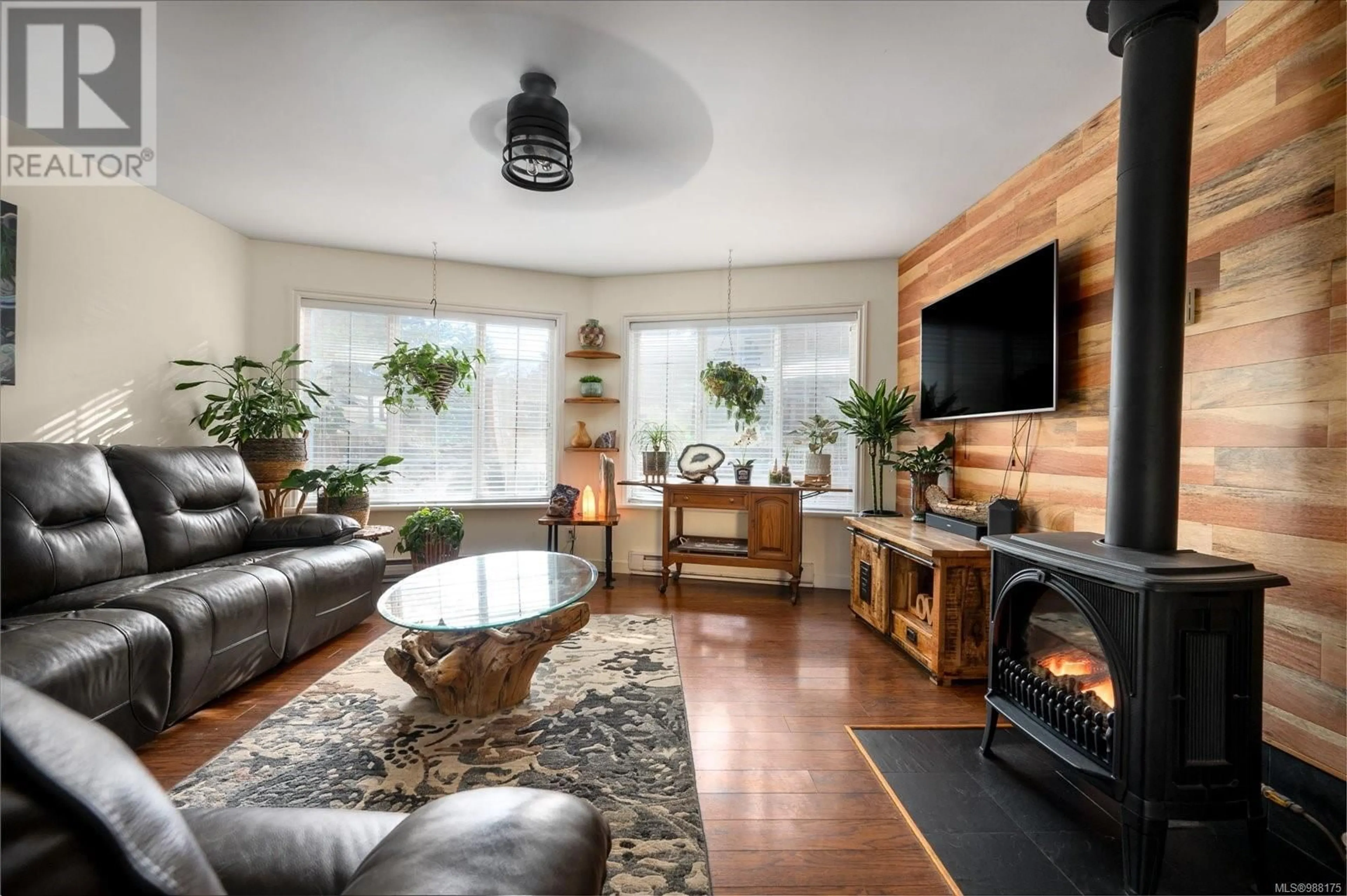 Living room with furniture, wood/laminate floor for 8348 Bayview Park Dr, Lantzville British Columbia V0R2H0