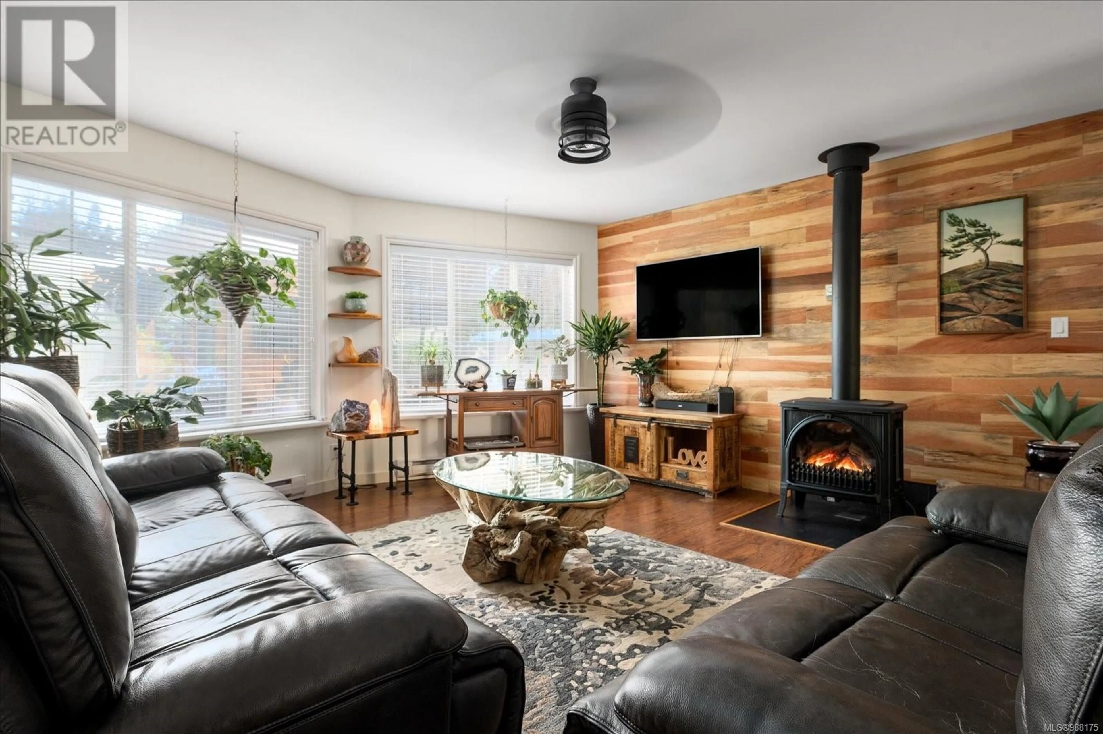 Living room with furniture, wood/laminate floor for 8348 Bayview Park Dr, Lantzville British Columbia V0R2H0