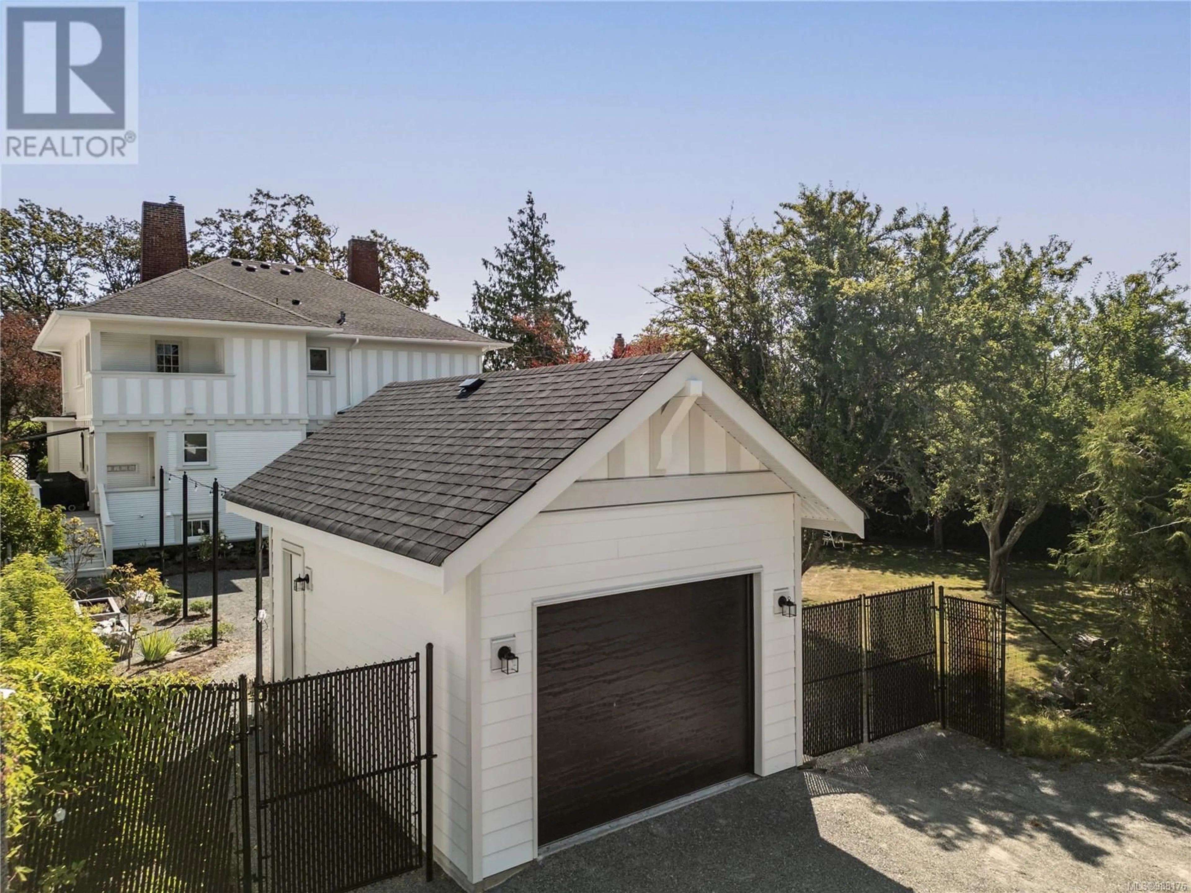 A pic from outside/outdoor area/front of a property/back of a property/a pic from drone, street for 1174 Monterey Ave, Oak Bay British Columbia V8S4V6