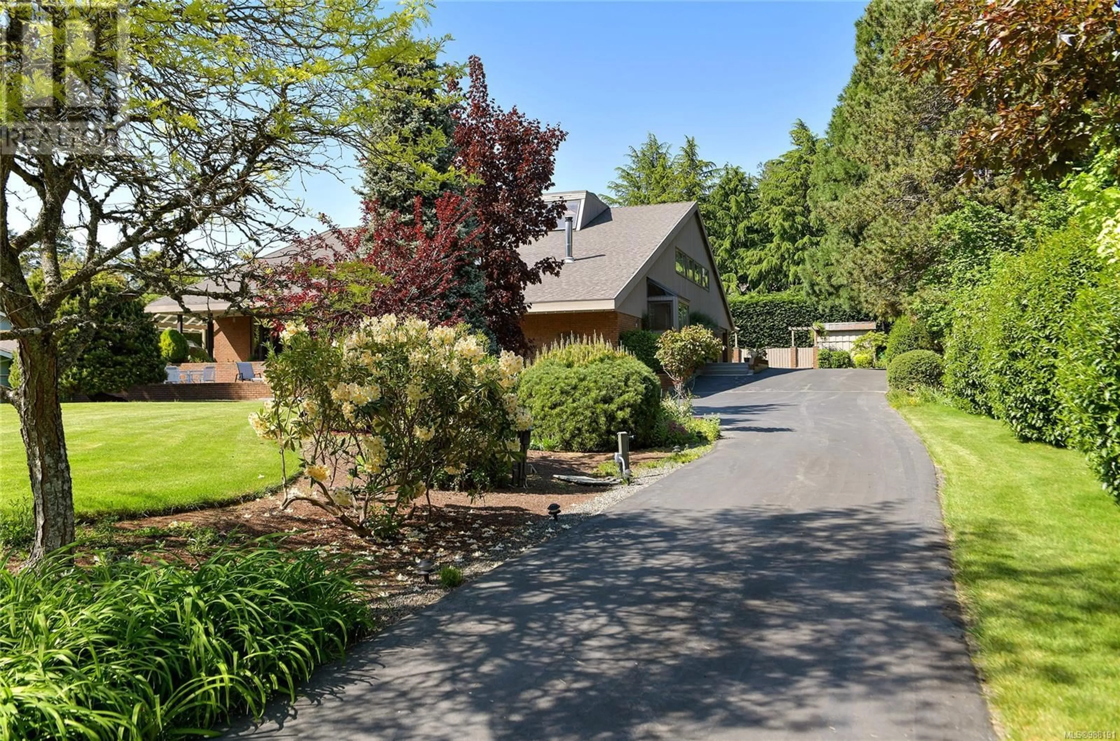 A pic from outside/outdoor area/front of a property/back of a property/a pic from drone, street for 564 Towner Rd, North Saanich British Columbia V8L5L8