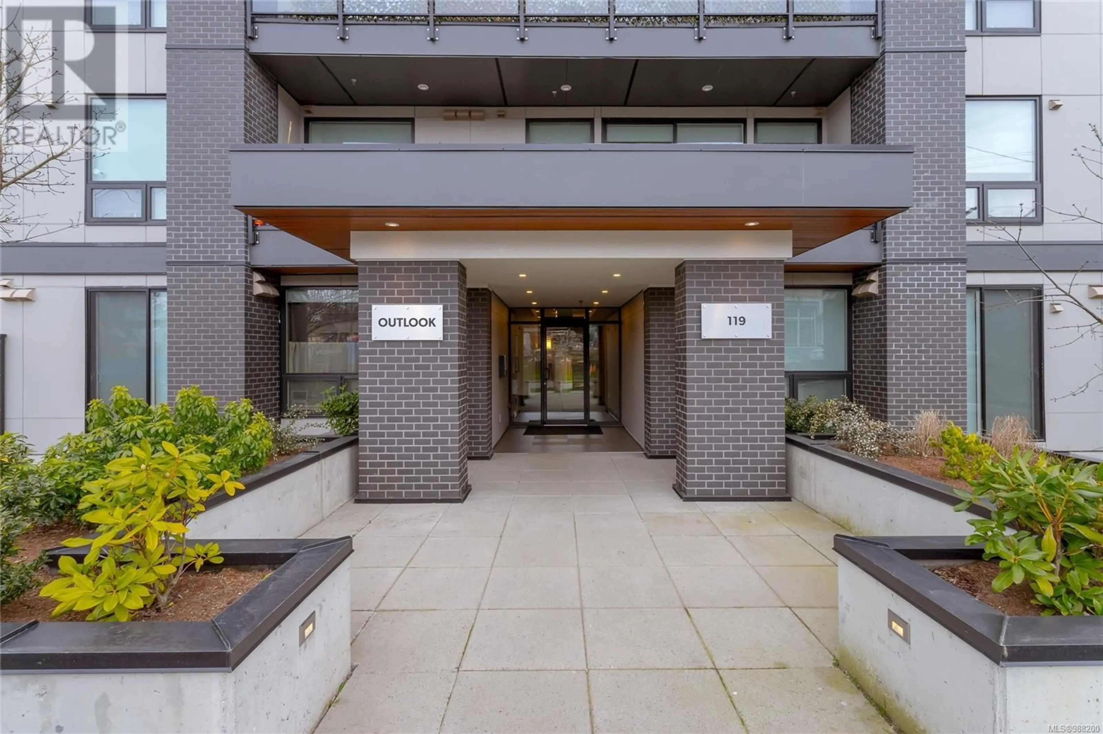 Indoor foyer for 303 119 Haliburton St, Nanaimo British Columbia V9R4V9