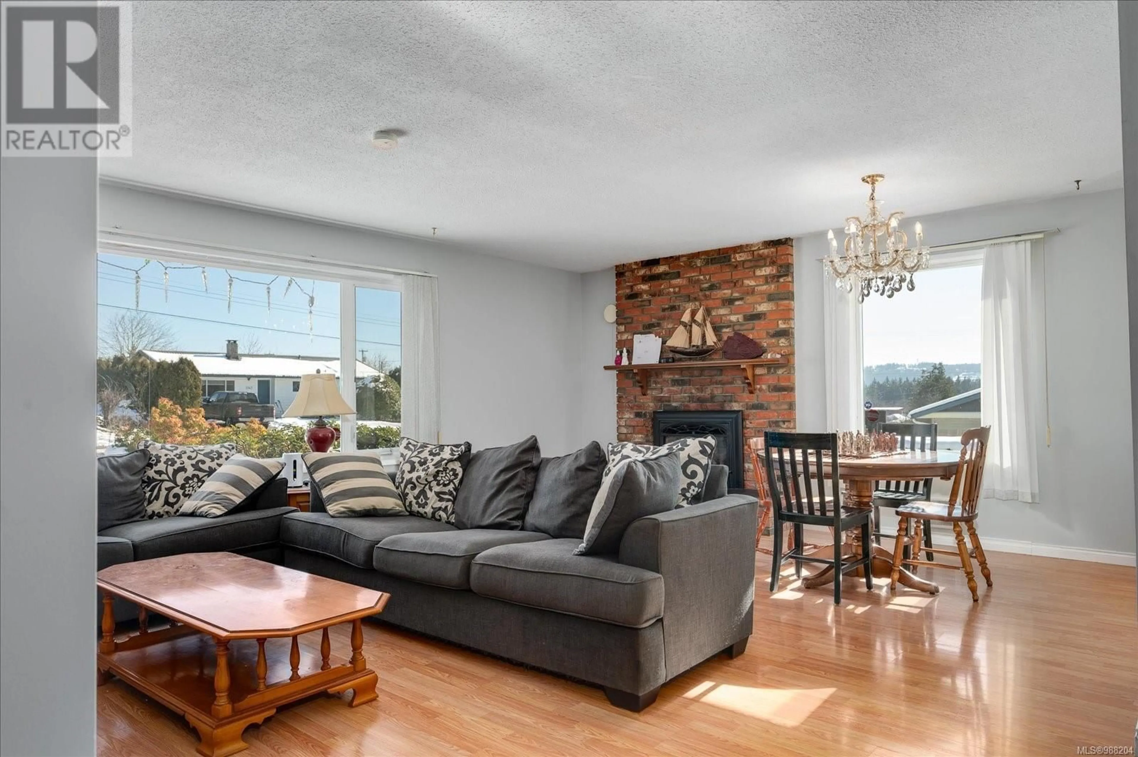 Living room with furniture, wood/laminate floor for 2184 Lark Cres, Nanaimo British Columbia V9S5J8