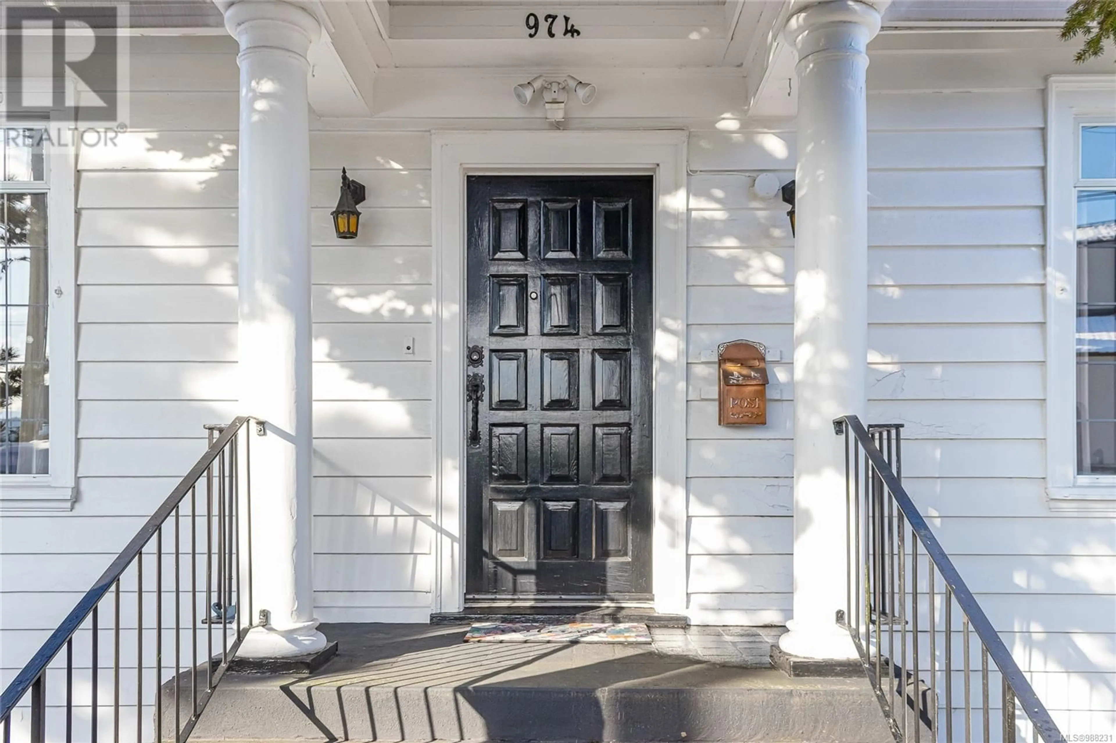 Indoor entryway for 974 Fitzwilliam St, Nanaimo British Columbia V9R3C1