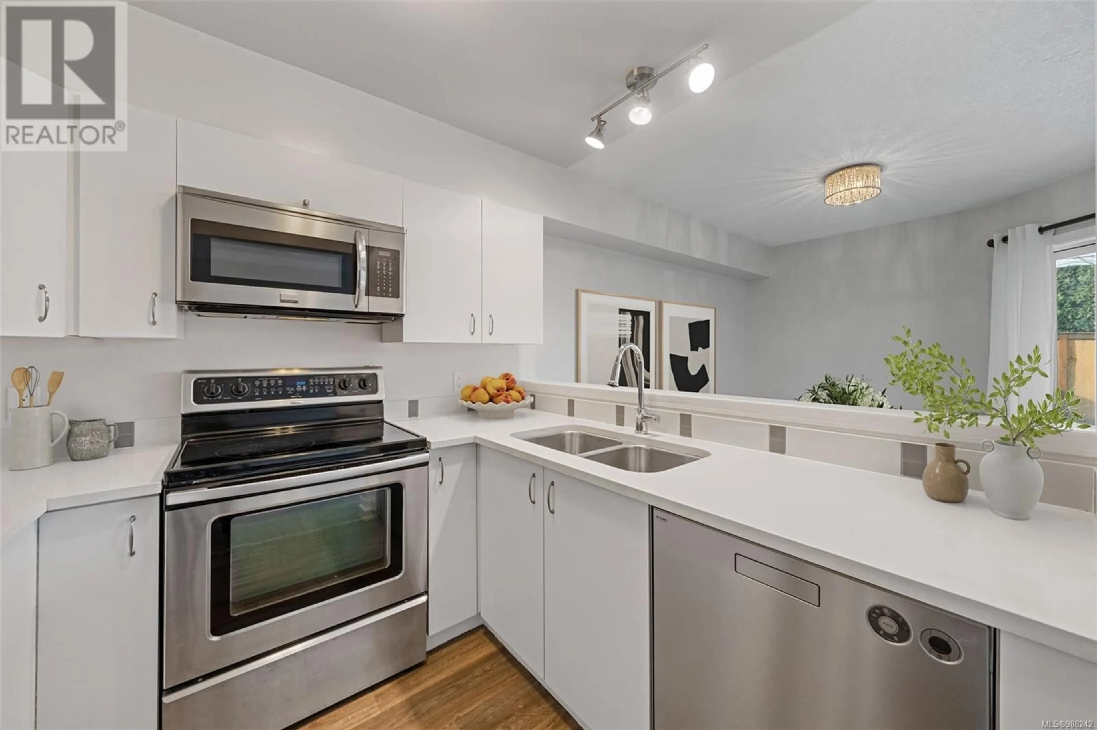 Standard kitchen, unknown for 4 1441 Hillside Ave, Victoria British Columbia V8T2B9