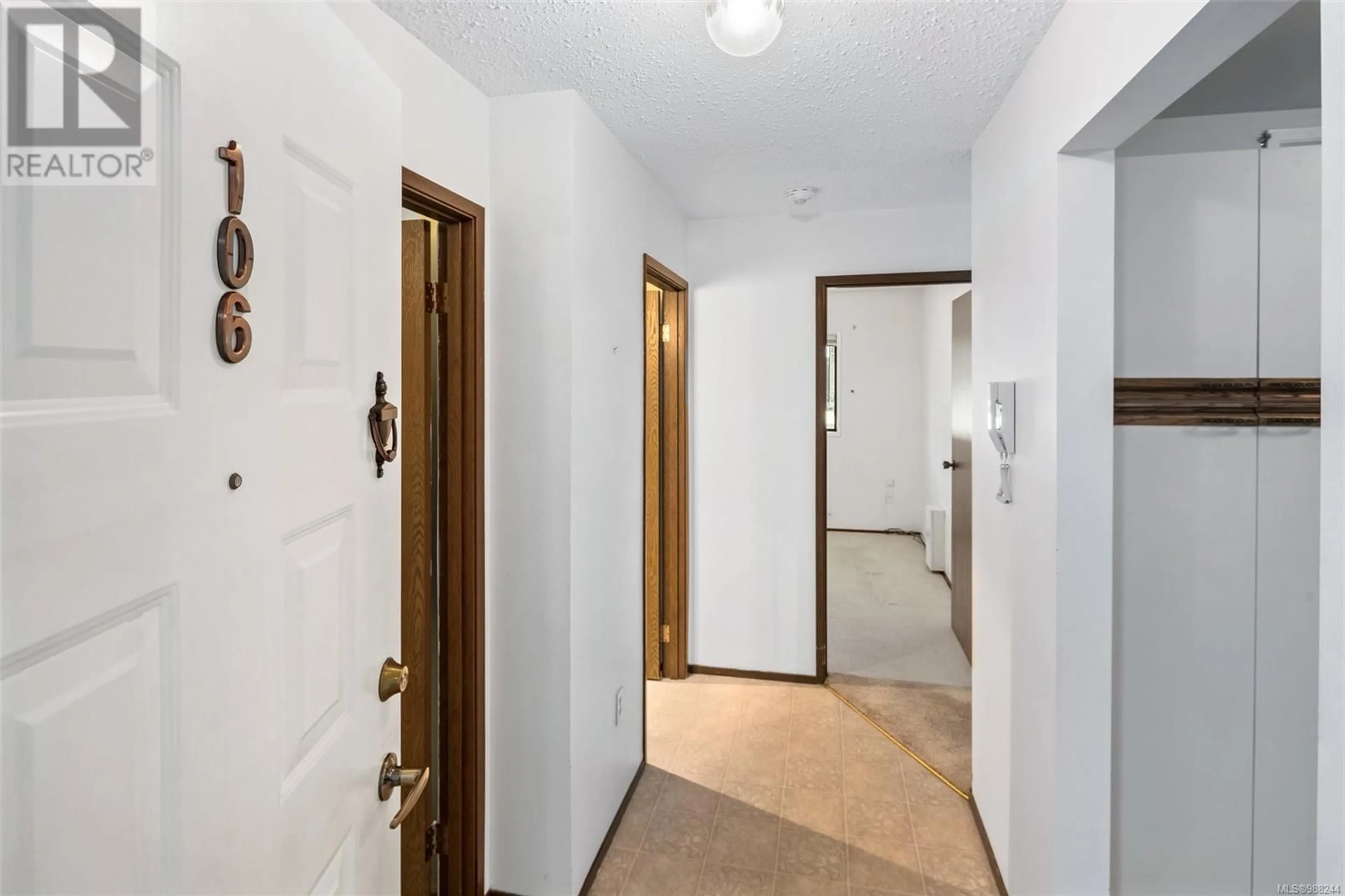 Indoor foyer for 106 9900 Fifth St, Sidney British Columbia V8L2X3