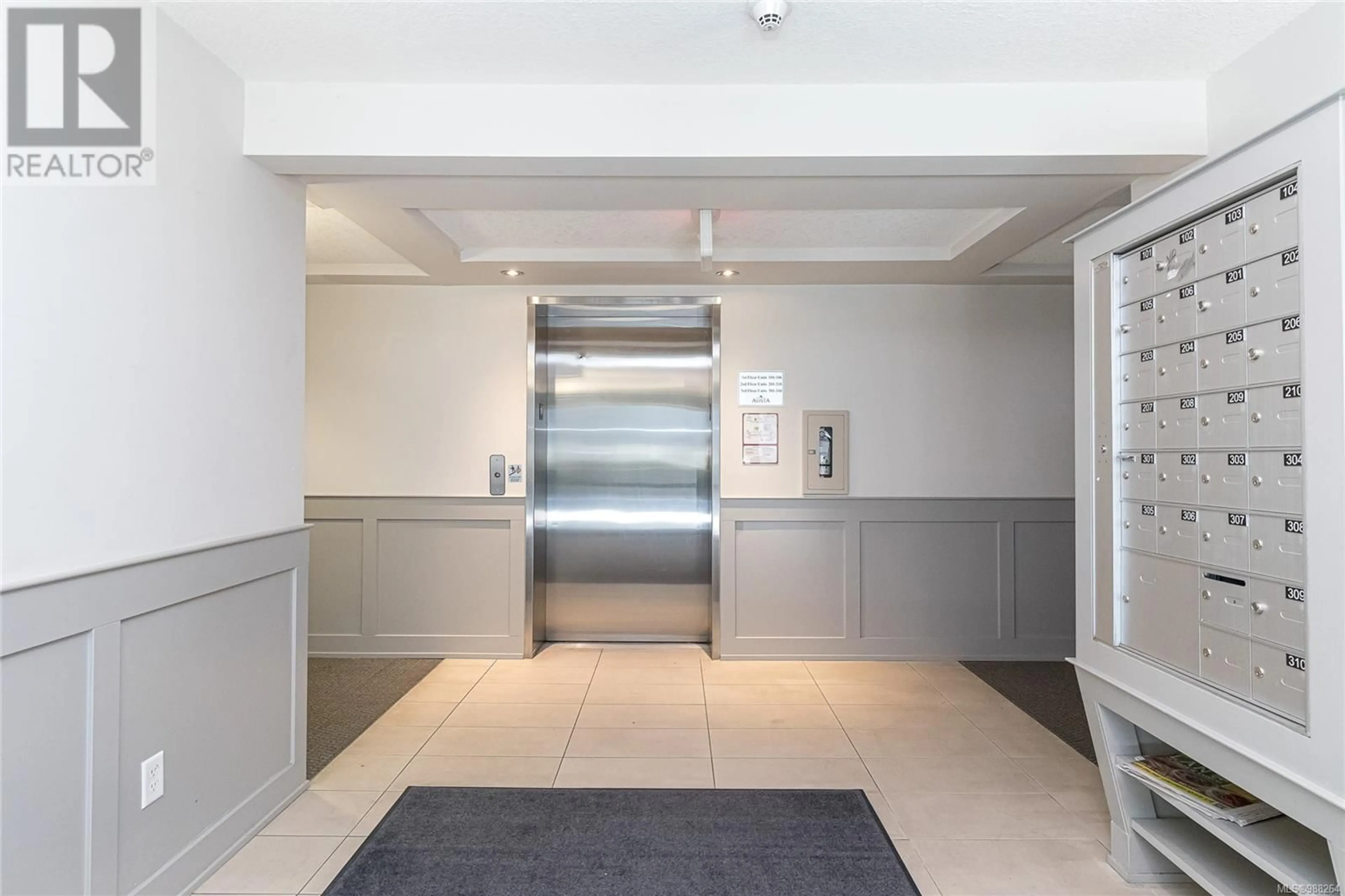 Indoor foyer for 208 - 257 MOILLIET STREET SOUTH, Parksville British Columbia V9P0B3