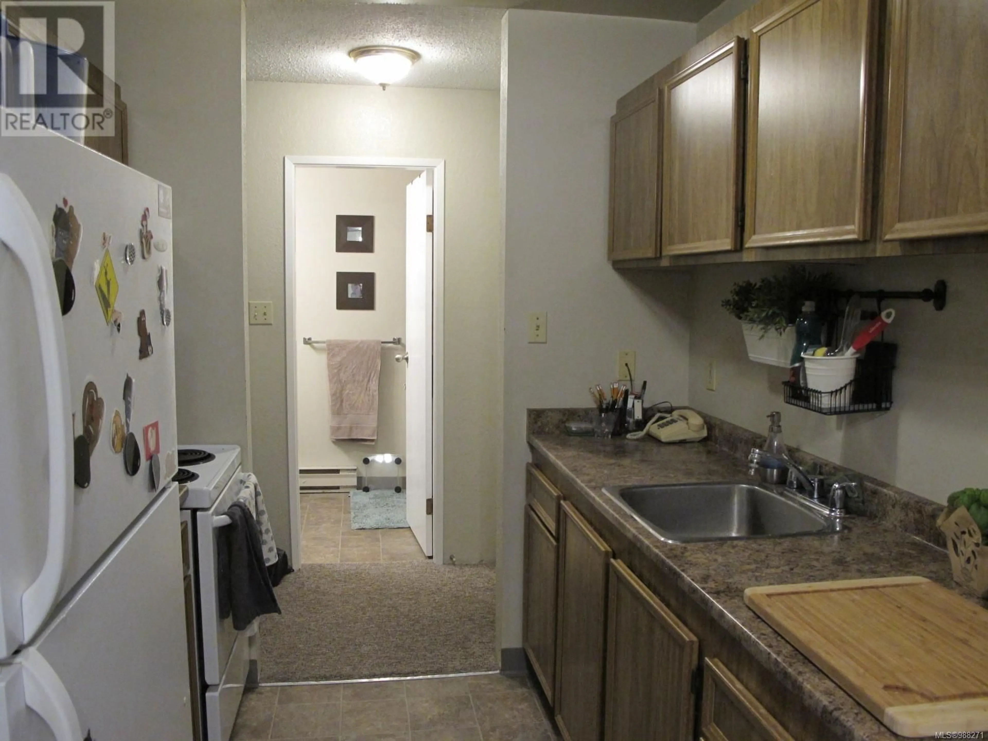 Standard kitchen, unknown for 406 3235 Quadra Ave, Saanich British Columbia V8X1G4