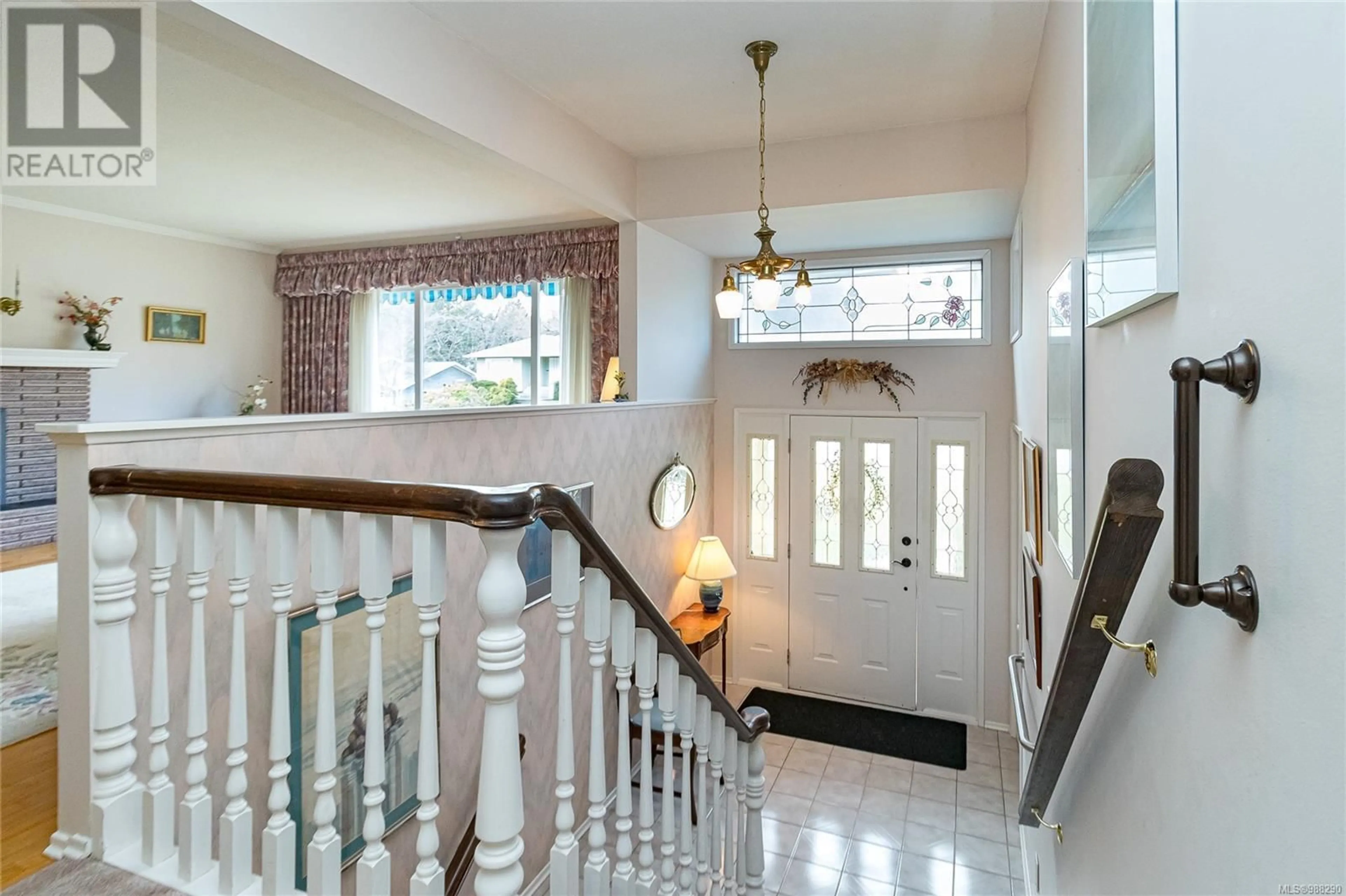 Indoor foyer for 3549 Cardiff Pl, Oak Bay British Columbia V8P4Z2