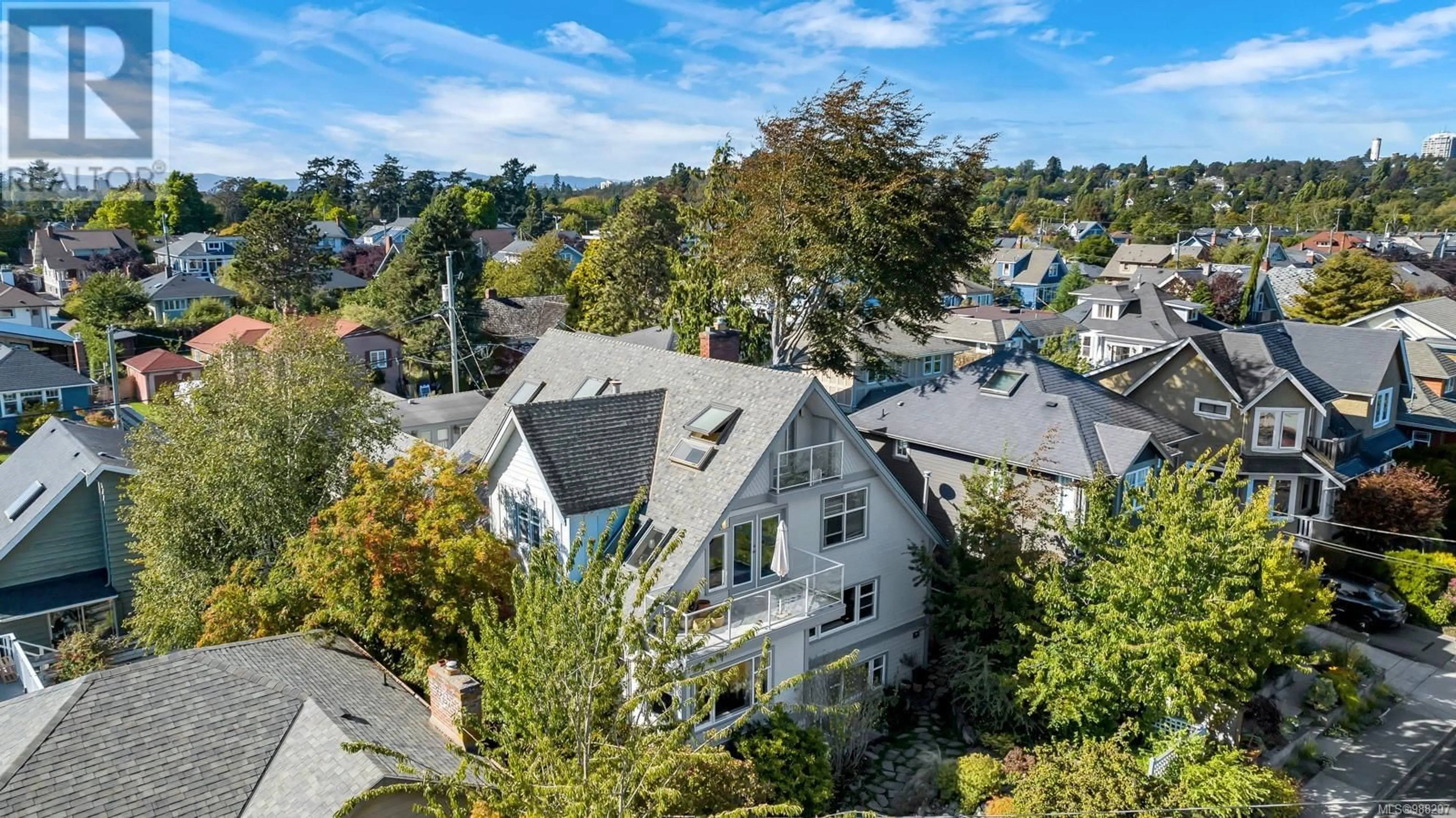 A pic from outside/outdoor area/front of a property/back of a property/a pic from drone, city buildings view from balcony for 232 Richmond Ave, Victoria British Columbia V8S3X8