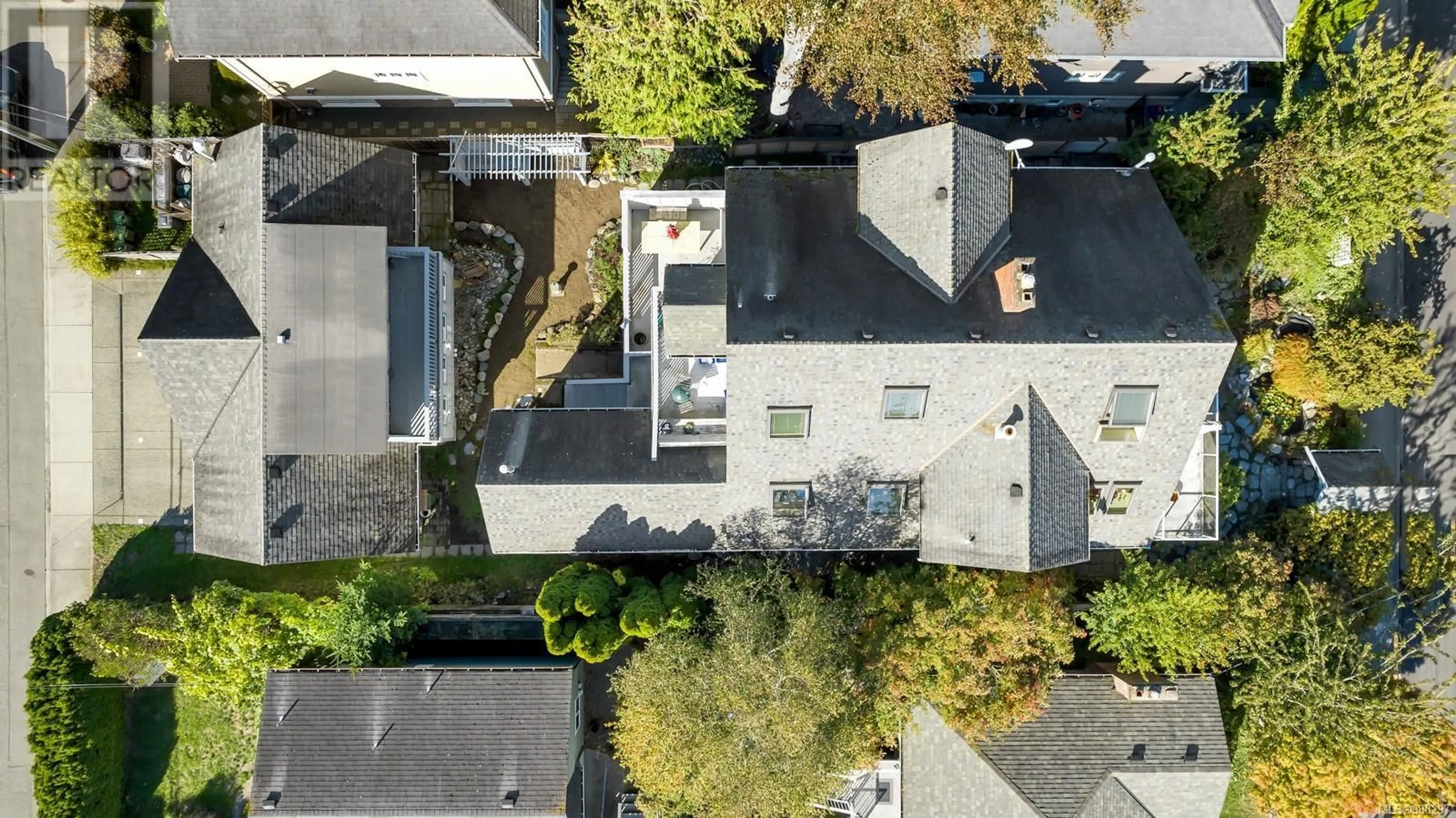 A pic from outside/outdoor area/front of a property/back of a property/a pic from drone, street for 232 Richmond Ave, Victoria British Columbia V8S3X8