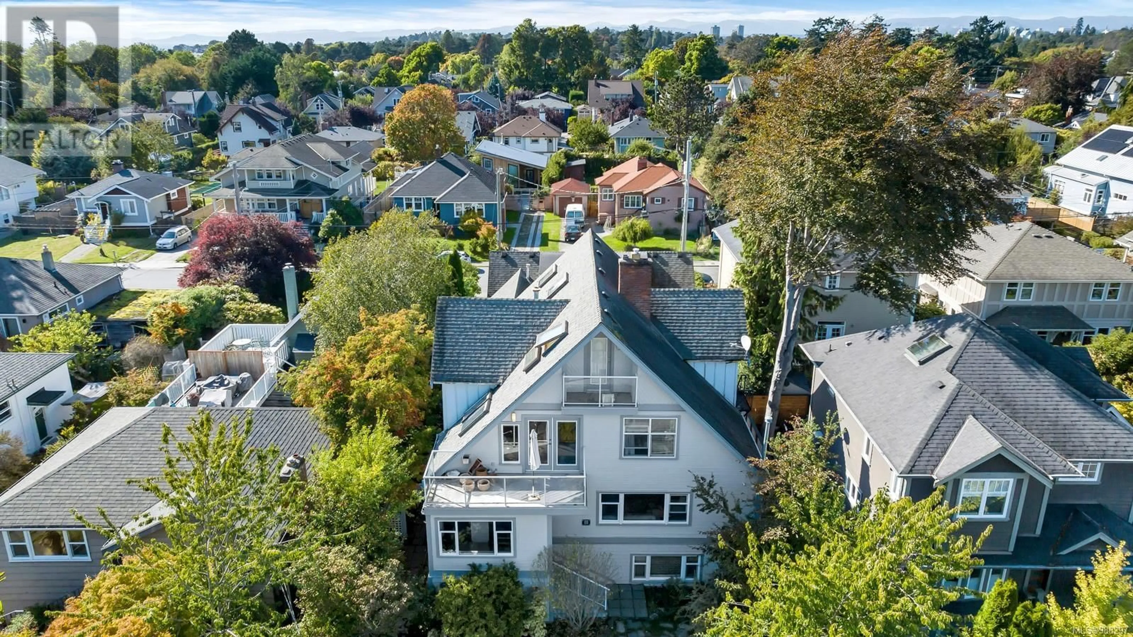 A pic from outside/outdoor area/front of a property/back of a property/a pic from drone, street for 232 Richmond Ave, Victoria British Columbia V8S3X8