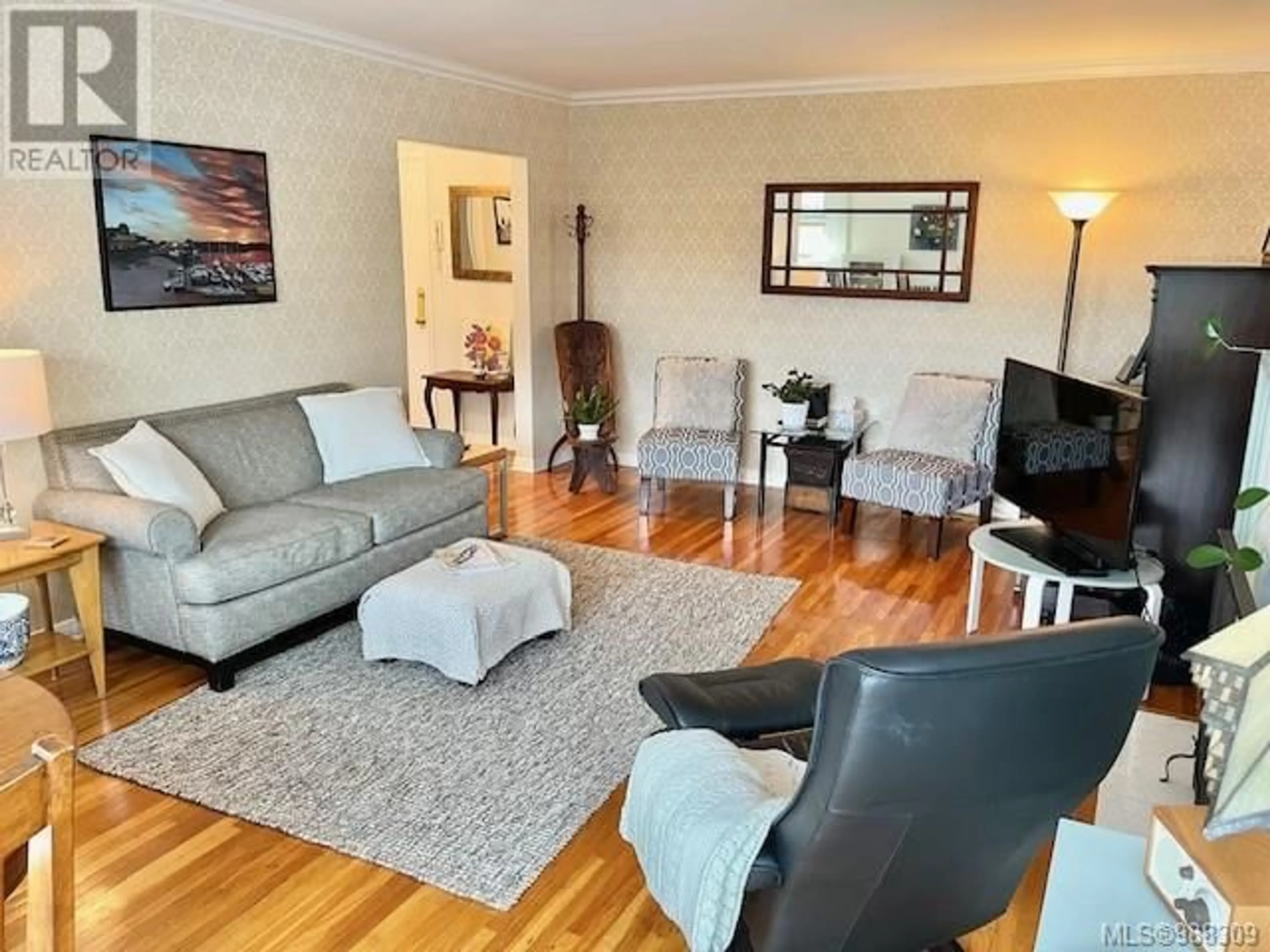 Living room with furniture, wood/laminate floor for 101 2660 Currie Rd, Oak Bay British Columbia V8S3C1