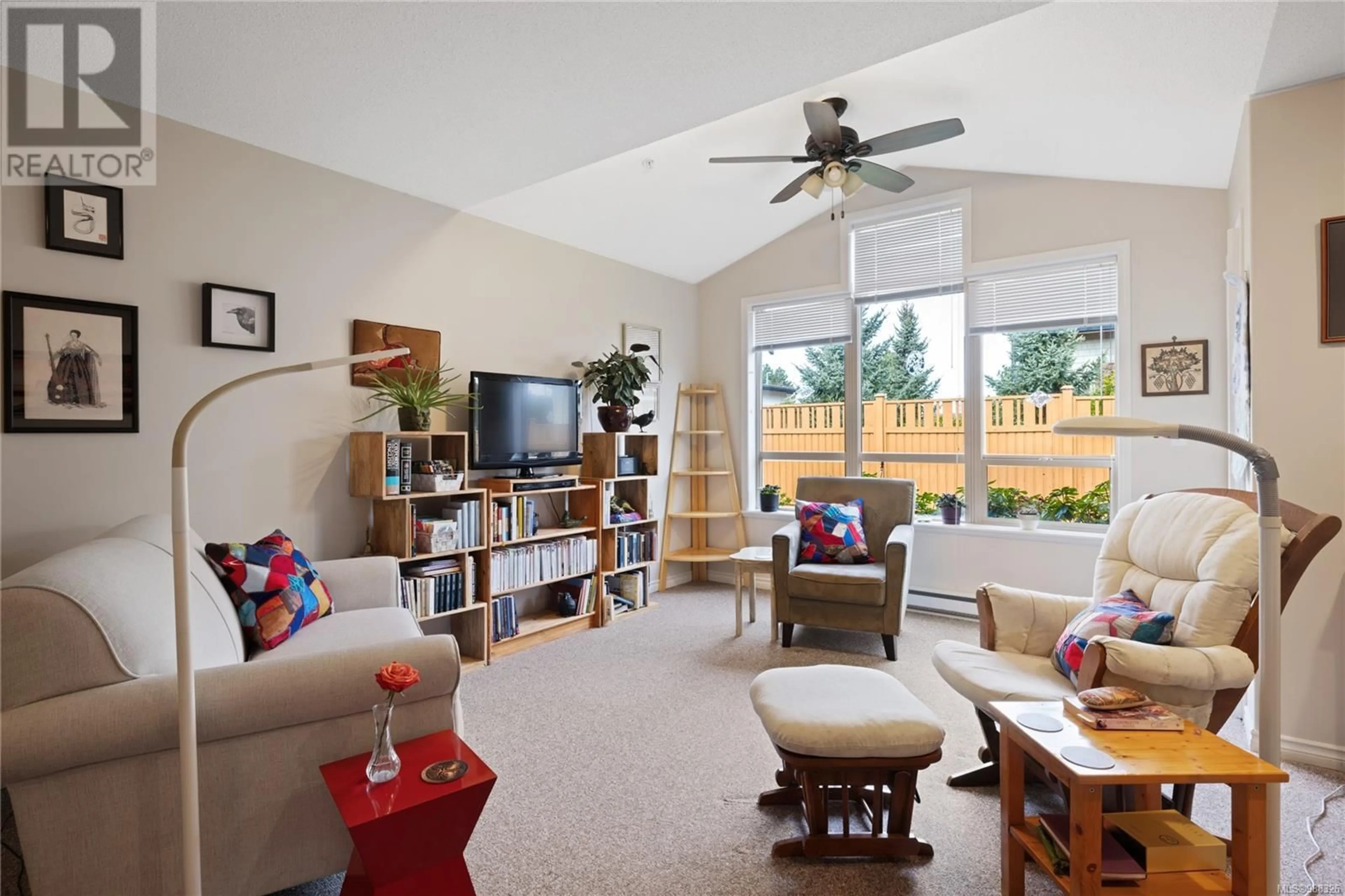 Living room with furniture, wood/laminate floor for 804 261 Mills St, Parksville British Columbia V9P2N5