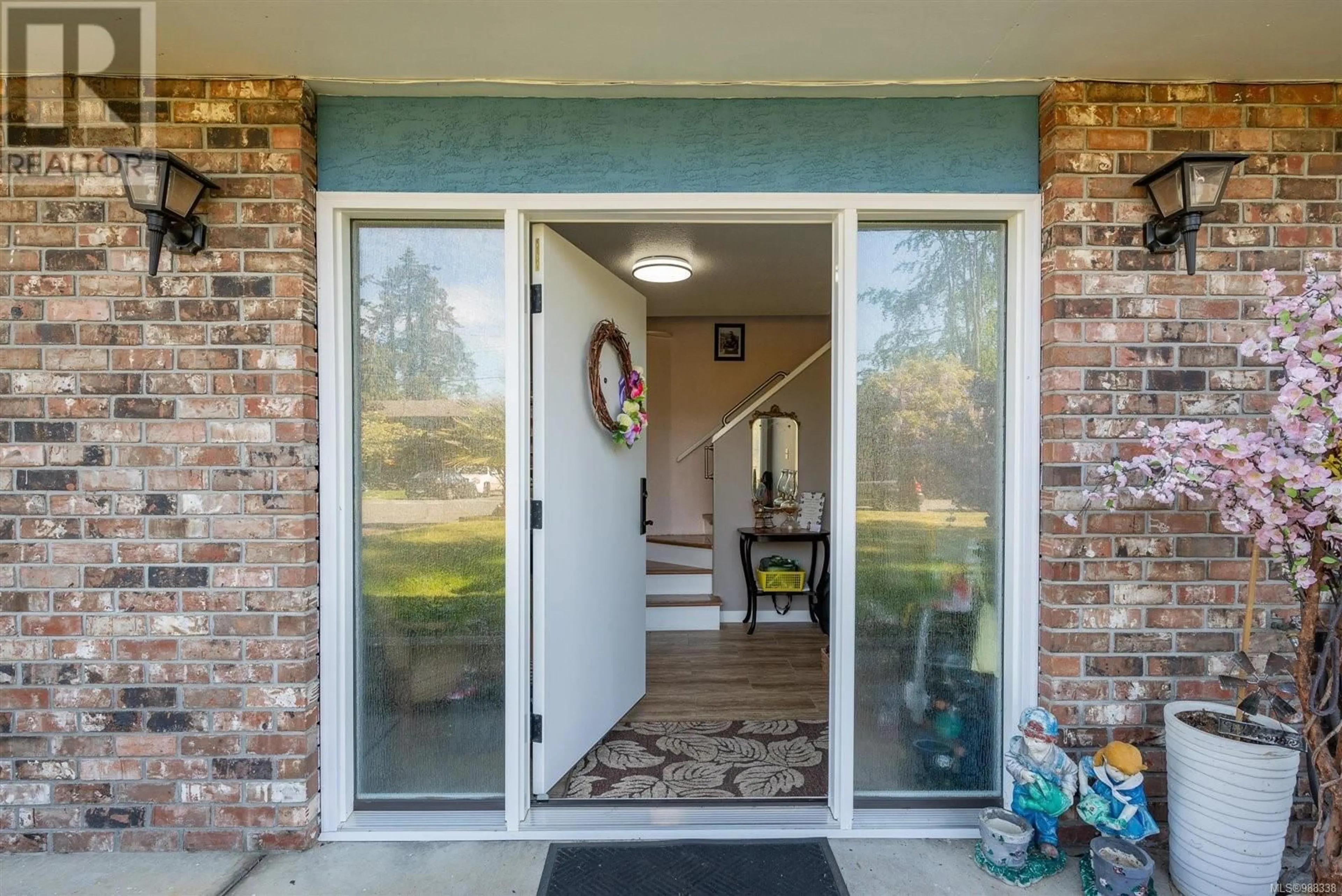 Indoor entryway for 7419 Mrus Dr, Lantzville British Columbia V0R2H0