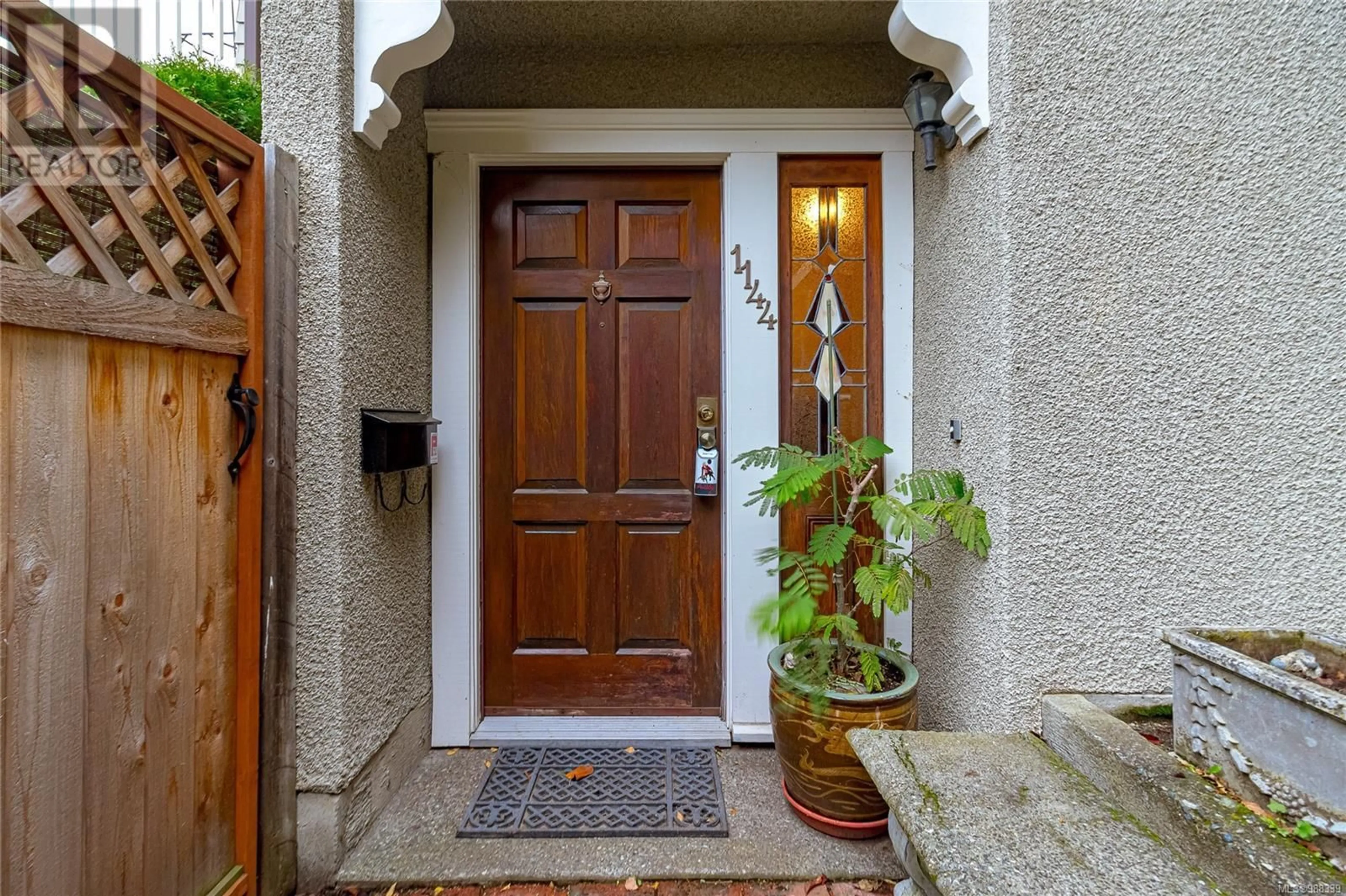 Indoor entryway for 1144 Oscar St, Victoria British Columbia V8V2X4